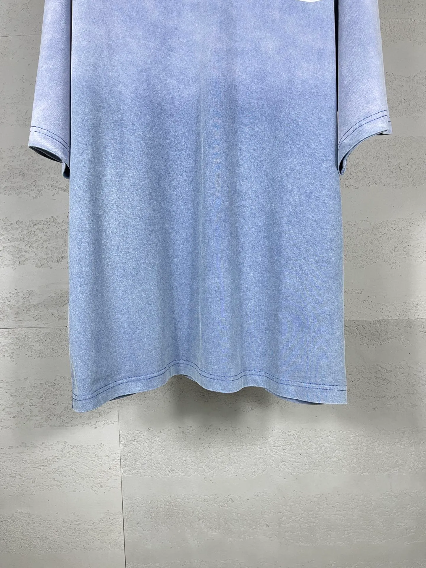 🅿️190 real photos [Top version. Official website quality] BALENCI*GA/Paris#Classic style, 2025 spring and summer new style. Coke printed ripped washed and distressed short-sleeved T-shirt#. The blue wash water is sprayed with maliu gradient fried color effect. The fabric is made of Paris ZP custom-woven and dyed cotton double yarn. Weighing 260 grams, the cloth surface is clean. The cloth pattern is clear, soft and comfortable. The threads are dyed with no color difference. The classic pattern printing uses environmentally friendly imported glue and precision stencil. The letters are clear. No burrs. The three-dimensional effect is strong. The garments are washed and worn. All colors are synchronized with the brick cabinets, custom woven and dyed, and will not fade. Different market currencies. The version adopts OS loose shoulder design. Same style for men and women. Code: BL253631 Color: washed blue, washed light purple Size: XS S M L