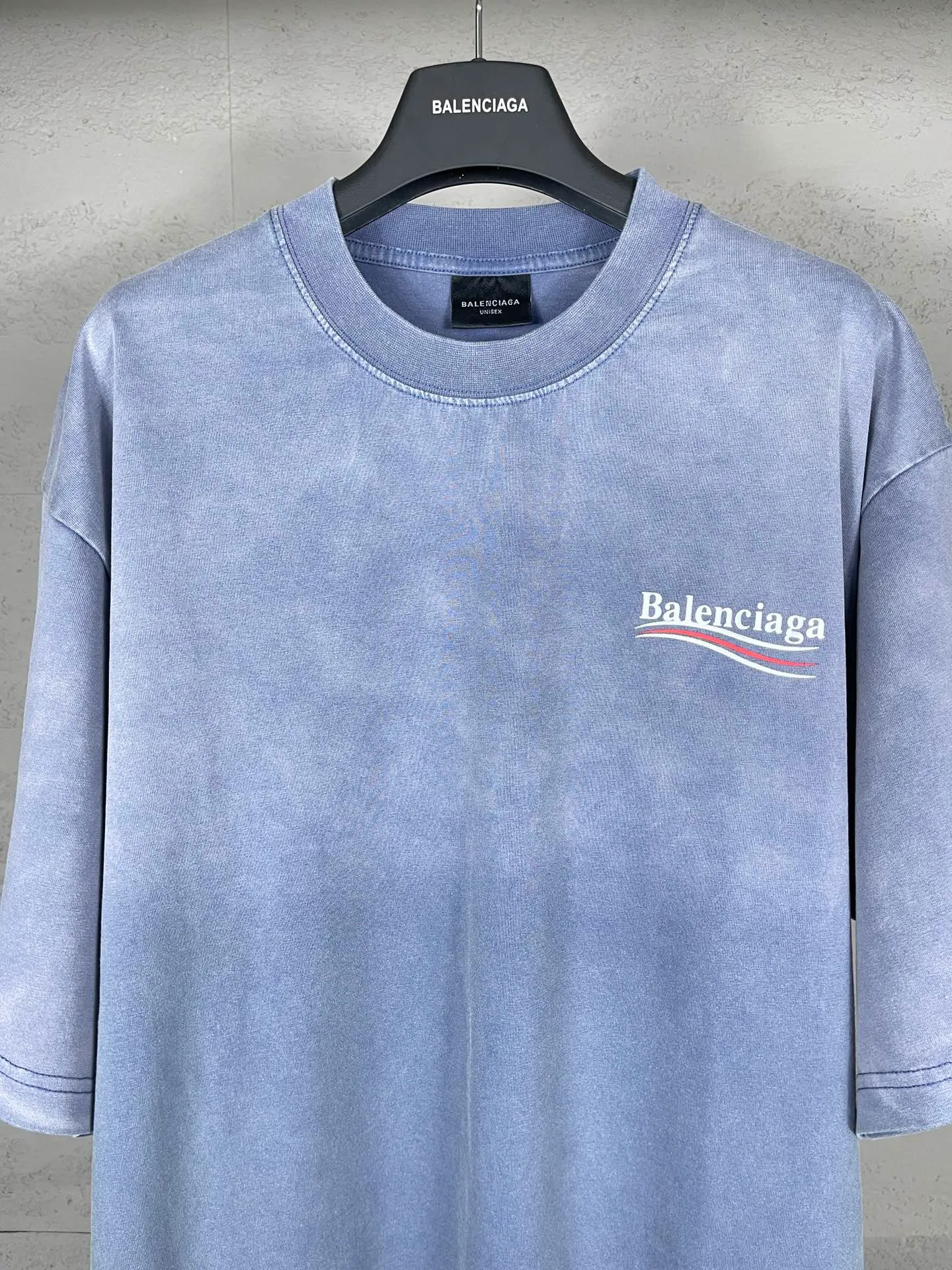 🅿️190 real photos [Top version. Official website quality] BALENCI*GA/Paris#Classic style, 2025 spring and summer new style. Coke printed ripped washed and distressed short-sleeved T-shirt#. The blue wash water is sprayed with maliu gradient fried color effect. The fabric is made of Paris ZP custom-woven and dyed cotton double yarn. Weighing 260 grams, the cloth surface is clean. The cloth pattern is clear, soft and comfortable. The threads are dyed with no color difference. The classic pattern printing uses environmentally friendly imported glue and precision stencil. The letters are clear. No burrs. The three-dimensional effect is strong. The garments are washed and worn. All colors are synchronized with the brick cabinets, custom woven and dyed, and will not fade. Different market currencies. The version adopts OS loose shoulder design. Same style for men and women. Code: BL253631 Color: washed blue, washed light purple Size: XS S M L