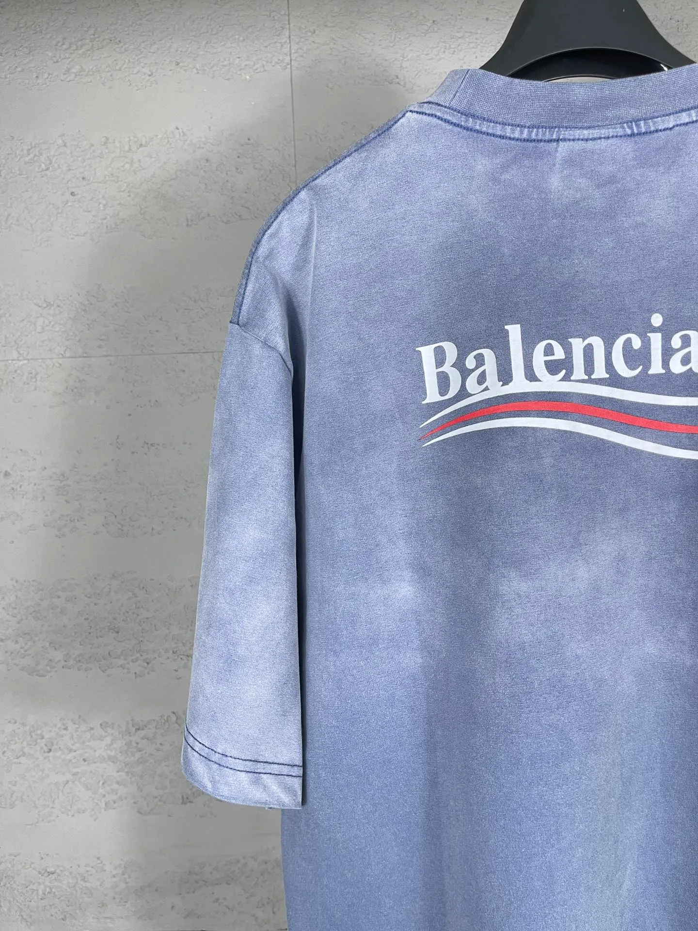 🅿️190 real photos [Top version. Official website quality] BALENCI*GA/Paris#Classic style, 2025 spring and summer new style. Coke printed ripped washed and distressed short-sleeved T-shirt#. The blue wash water is sprayed with maliu gradient fried color effect. The fabric is made of Paris ZP custom-woven and dyed cotton double yarn. Weighing 260 grams, the cloth surface is clean. The cloth pattern is clear, soft and comfortable. The threads are dyed with no color difference. The classic pattern printing uses environmentally friendly imported glue and precision stencil. The letters are clear. No burrs. The three-dimensional effect is strong. The garments are washed and worn. All colors are synchronized with the brick cabinets, custom woven and dyed, and will not fade. Different market currencies. The version adopts OS loose shoulder design. Same style for men and women. Code: BL253631 Color: washed blue, washed light purple Size: XS S M L