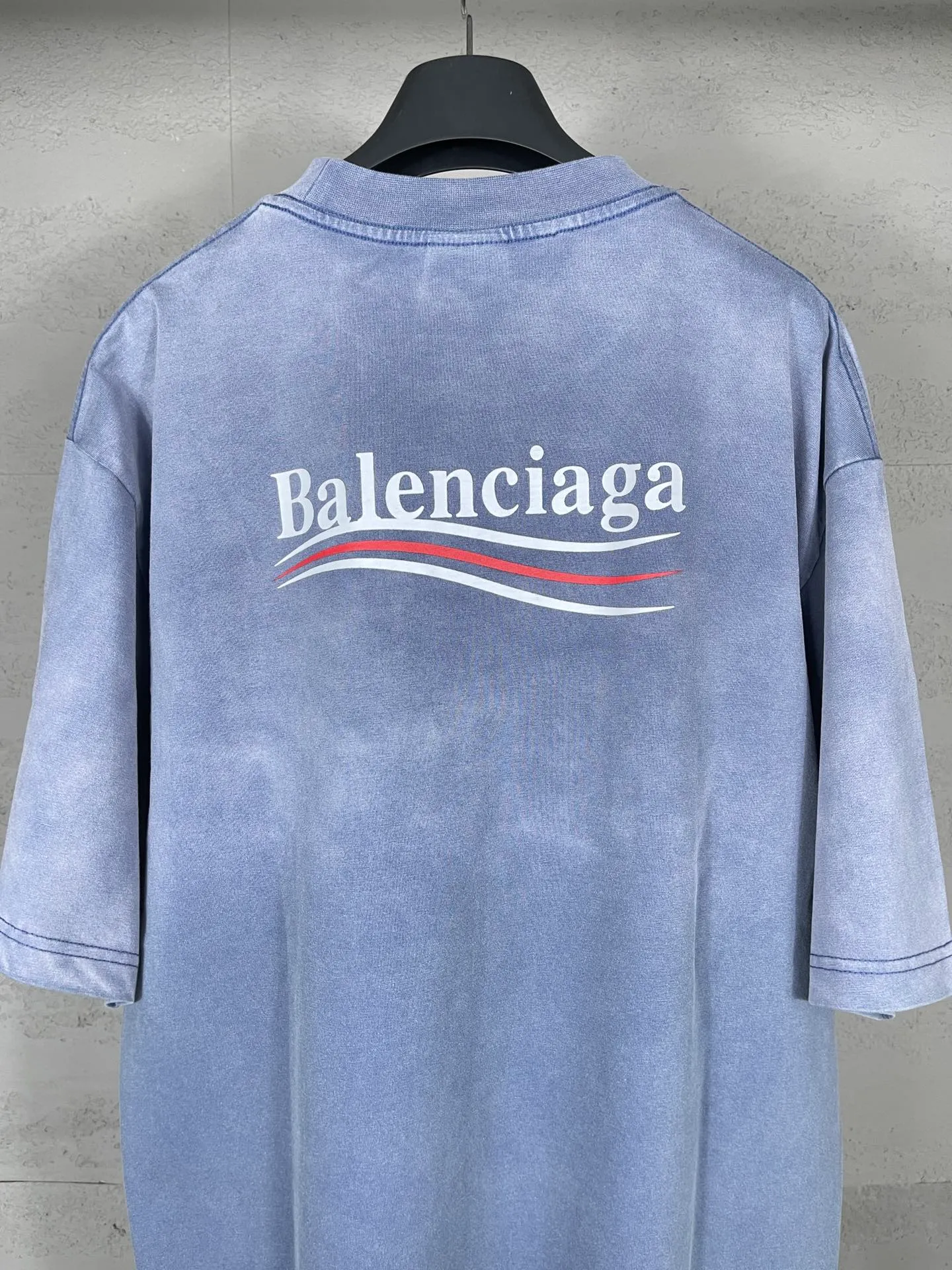 🅿️190 real photos [Top version. Official website quality] BALENCI*GA/Paris#Classic style, 2025 spring and summer new style. Coke printed ripped washed and distressed short-sleeved T-shirt#. The blue wash water is sprayed with maliu gradient fried color effect. The fabric is made of Paris ZP custom-woven and dyed cotton double yarn. Weighing 260 grams, the cloth surface is clean. The cloth pattern is clear, soft and comfortable. The threads are dyed with no color difference. The classic pattern printing uses environmentally friendly imported glue and precision stencil. The letters are clear. No burrs. The three-dimensional effect is strong. The garments are washed and worn. All colors are synchronized with the brick cabinets, custom woven and dyed, and will not fade. Different market currencies. The version adopts OS loose shoulder design. Same style for men and women. Code: BL253631 Color: washed blue, washed light purple Size: XS S M L