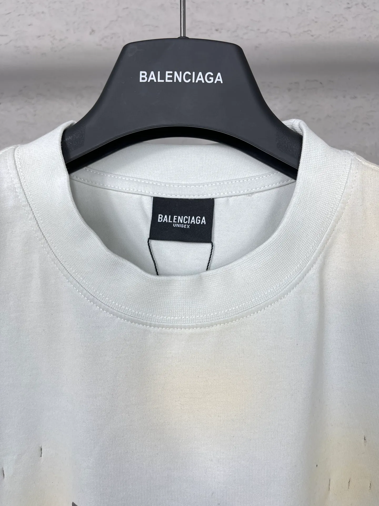 🅿️200 real photos [Top version. Official website quality] BALENCI*GA/Paris. 2023 latest mud hand-painted worn distressed short-sleeved T-shirt. Brick cabinet synchronization. ⚠️Difference in market currency. YB development. Color system is black and blue. Worn. Hand-painted consistent with ZP,‼ ️The fabric is made of Paris ZP custom-woven and dyed 100% double yarn compact cotton. The weight is 260 grams. The cloth surface is clean. The cloth pattern is clear, soft and comfortable. The threads are dyed with no color difference. Ready-made garments are hand-painted, worn, and distressed, with heavy craftsmanship. Comparisons welcome. The version adopts OS loose shoulder design. Same style for men and women. Code: BL223202 Color: black blue, off-white, smoky gray, royal blue. Size: XS to L