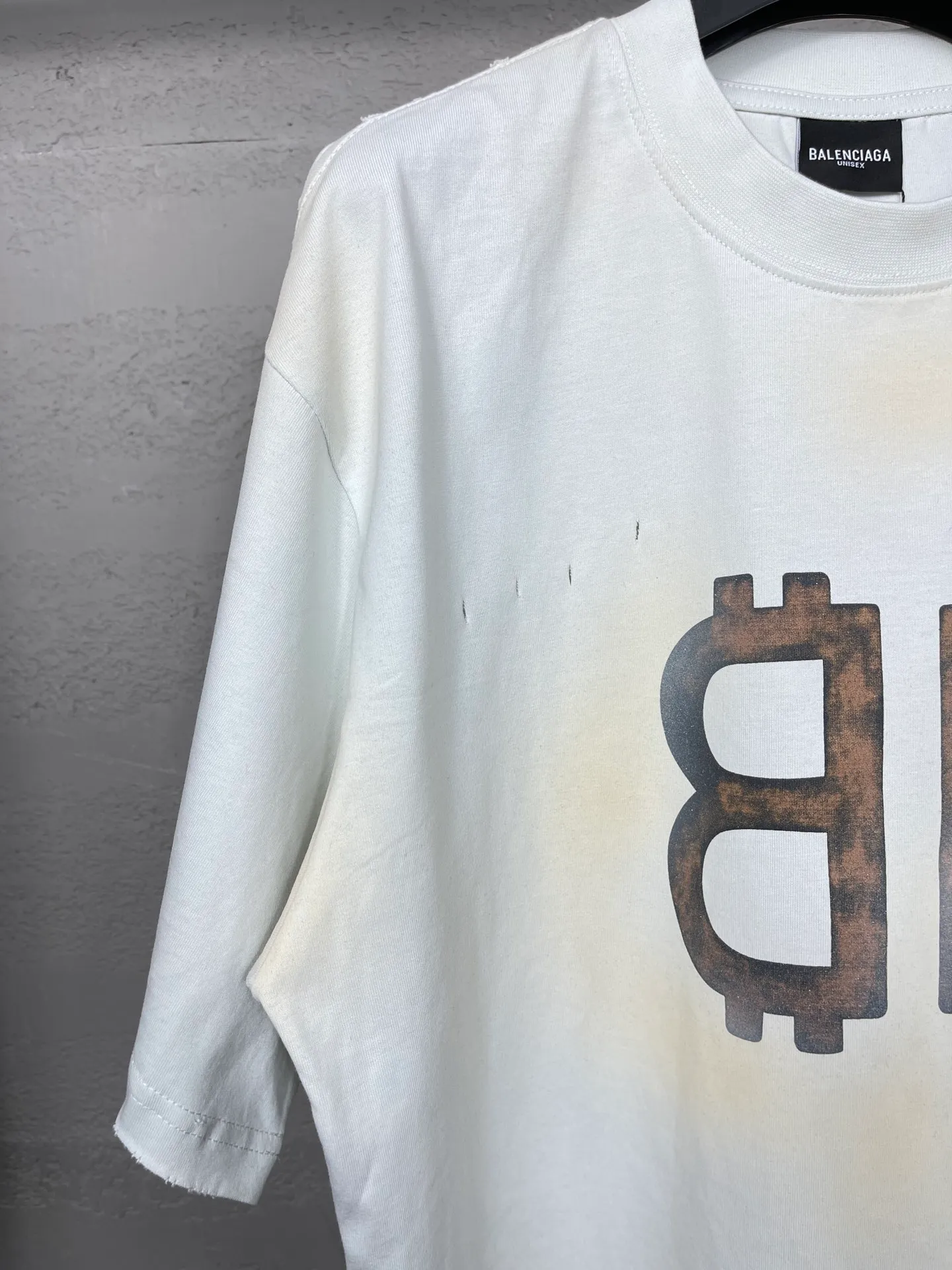 🅿️200 real photos [Top version. Official website quality] BALENCI*GA/Paris. 2023 latest mud hand-painted worn distressed short-sleeved T-shirt. Brick cabinet synchronization. ⚠️Difference in market currency. YB development. Color system is black and blue. Worn. Hand-painted consistent with ZP,‼ ️The fabric is made of Paris ZP custom-woven and dyed 100% double yarn compact cotton. The weight is 260 grams. The cloth surface is clean. The cloth pattern is clear, soft and comfortable. The threads are dyed with no color difference. Ready-made garments are hand-painted, worn, and distressed, with heavy craftsmanship. Comparisons welcome. The version adopts OS loose shoulder design. Same style for men and women. Code: BL223202 Color: black blue, off-white, smoky gray, royal blue. Size: XS to L