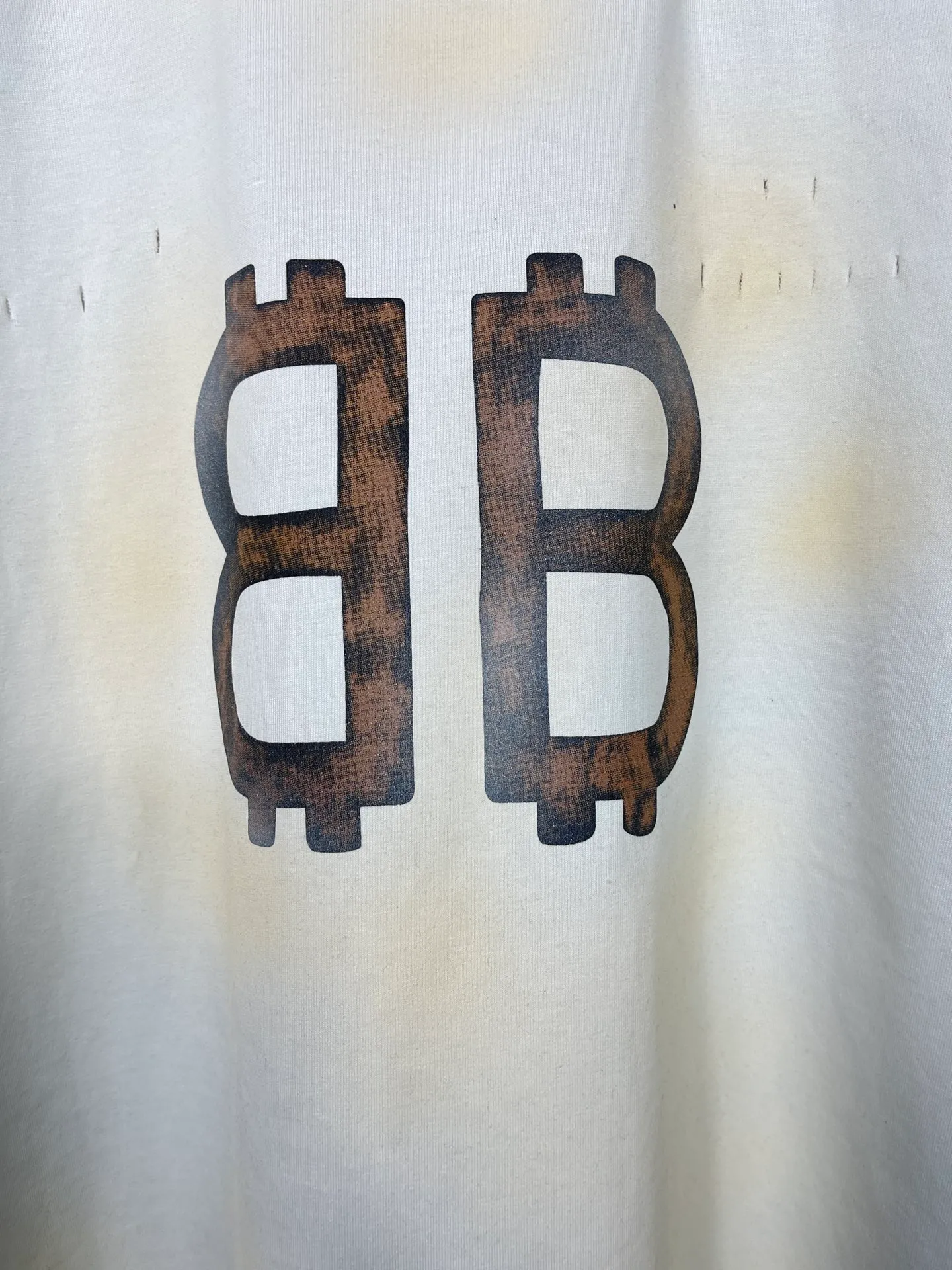 🅿️200 real photos [Top version. Official website quality] BALENCI*GA/Paris. 2023 latest mud hand-painted worn distressed short-sleeved T-shirt. Brick cabinet synchronization. ⚠️Difference in market currency. YB development. Color system is black and blue. Worn. Hand-painted consistent with ZP,‼ ️The fabric is made of Paris ZP custom-woven and dyed 100% double yarn compact cotton. The weight is 260 grams. The cloth surface is clean. The cloth pattern is clear, soft and comfortable. The threads are dyed with no color difference. Ready-made garments are hand-painted, worn, and distressed, with heavy craftsmanship. Comparisons welcome. The version adopts OS loose shoulder design. Same style for men and women. Code: BL223202 Color: black blue, off-white, smoky gray, royal blue. Size: XS to L