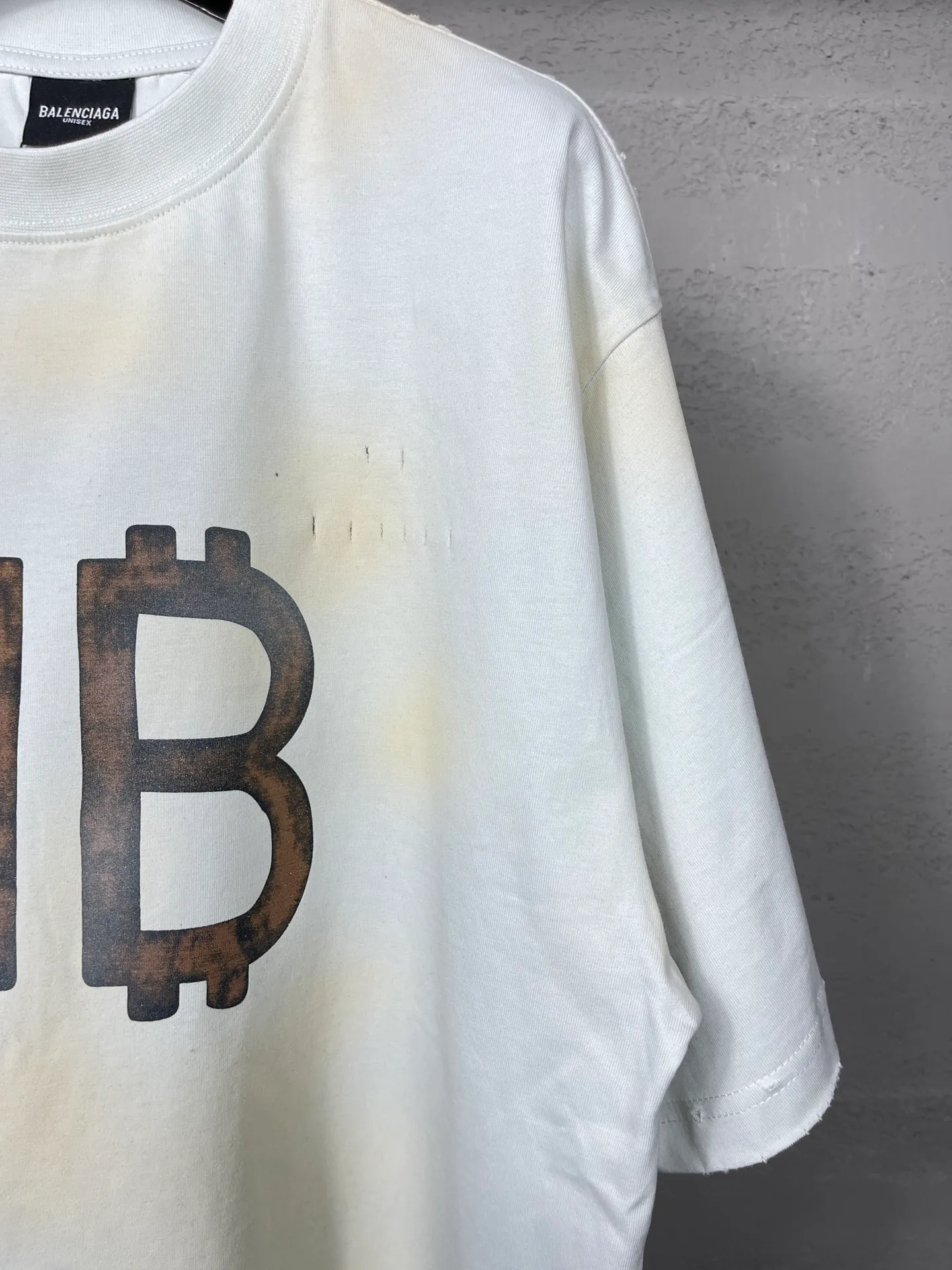 🅿️200 real photos [Top version. Official website quality] BALENCI*GA/Paris. 2023 latest mud hand-painted worn distressed short-sleeved T-shirt. Brick cabinet synchronization. ⚠️Difference in market currency. YB development. Color system is black and blue. Worn. Hand-painted consistent with ZP,‼ ️The fabric is made of Paris ZP custom-woven and dyed 100% double yarn compact cotton. The weight is 260 grams. The cloth surface is clean. The cloth pattern is clear, soft and comfortable. The threads are dyed with no color difference. Ready-made garments are hand-painted, worn, and distressed, with heavy craftsmanship. Comparisons welcome. The version adopts OS loose shoulder design. Same style for men and women. Code: BL223202 Color: black blue, off-white, smoky gray, royal blue. Size: XS to L