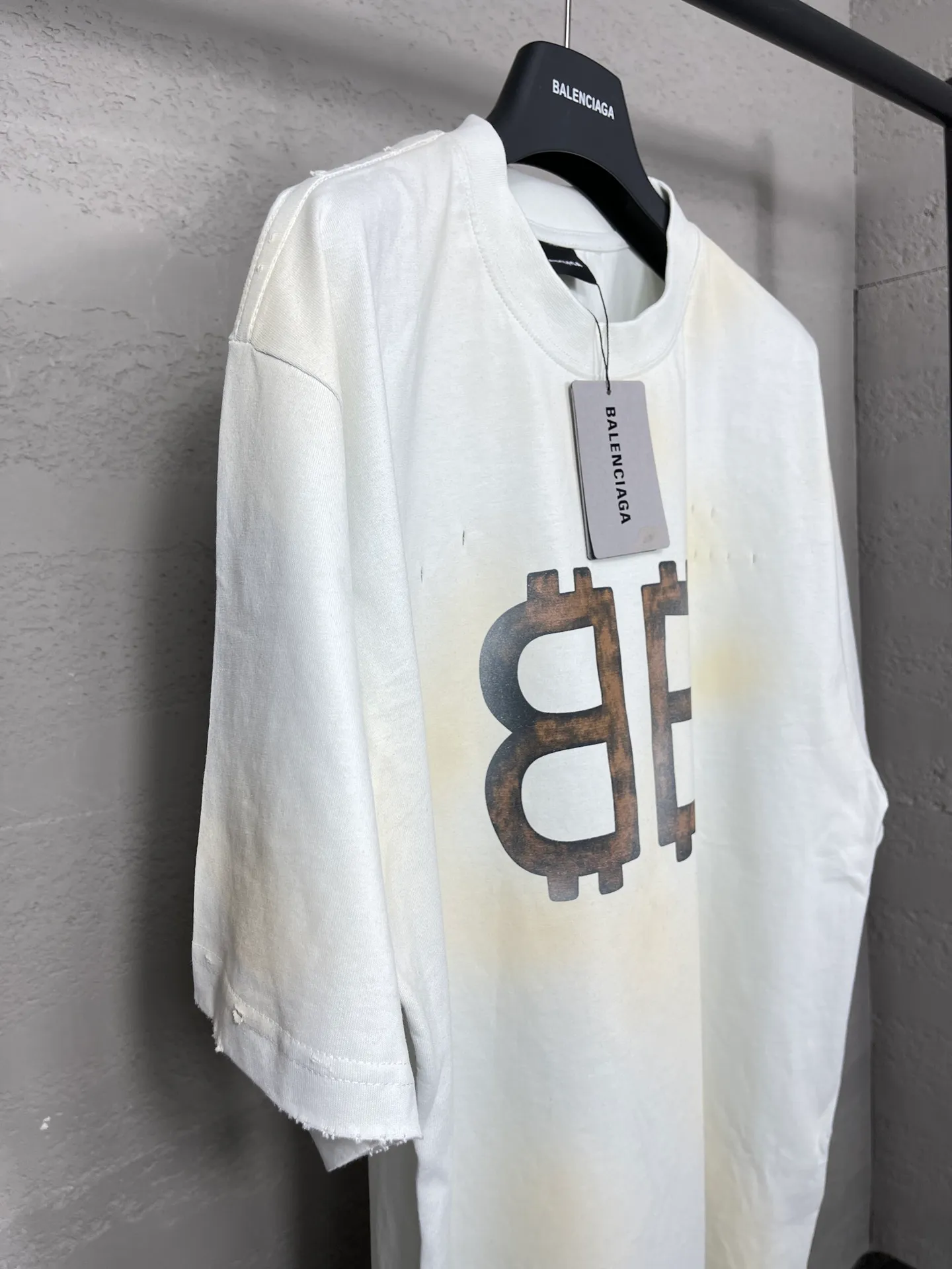 🅿️200 real photos [Top version. Official website quality] BALENCI*GA/Paris. 2023 latest mud hand-painted worn distressed short-sleeved T-shirt. Brick cabinet synchronization. ⚠️Difference in market currency. YB development. Color system is black and blue. Worn. Hand-painted consistent with ZP,‼ ️The fabric is made of Paris ZP custom-woven and dyed 100% double yarn compact cotton. The weight is 260 grams. The cloth surface is clean. The cloth pattern is clear, soft and comfortable. The threads are dyed with no color difference. Ready-made garments are hand-painted, worn, and distressed, with heavy craftsmanship. Comparisons welcome. The version adopts OS loose shoulder design. Same style for men and women. Code: BL223202 Color: black blue, off-white, smoky gray, royal blue. Size: XS to L