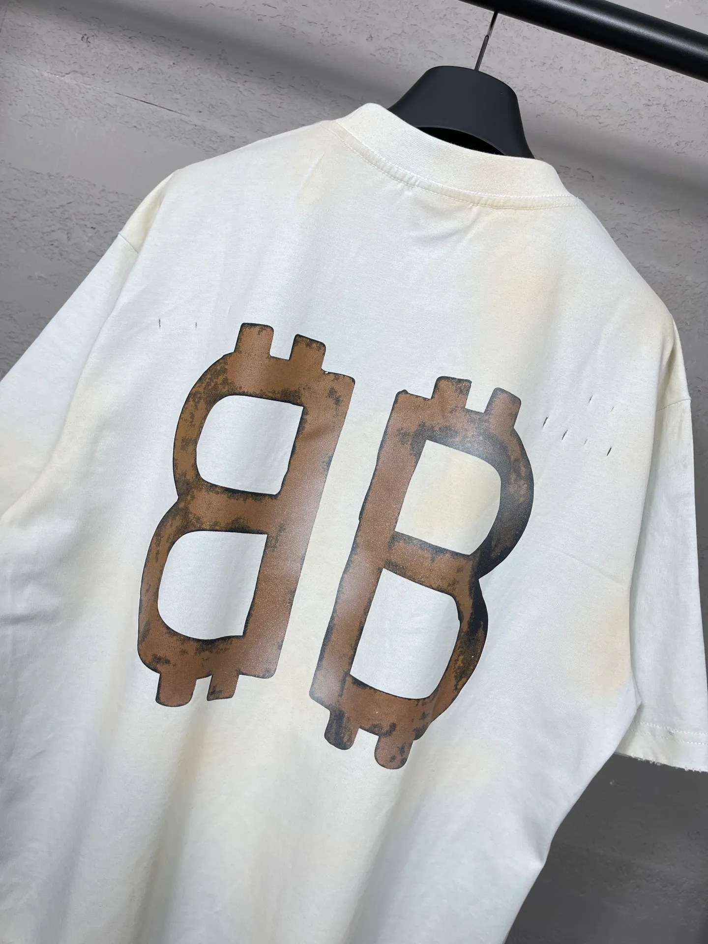 🅿️200 real photos [Top version. Official website quality] BALENCI*GA/Paris. 2023 latest mud hand-painted worn distressed short-sleeved T-shirt. Brick cabinet synchronization. ⚠️Difference in market currency. YB development. Color system is black and blue. Worn. Hand-painted consistent with ZP,‼ ️The fabric is made of Paris ZP custom-woven and dyed 100% double yarn compact cotton. The weight is 260 grams. The cloth surface is clean. The cloth pattern is clear, soft and comfortable. The threads are dyed with no color difference. Ready-made garments are hand-painted, worn, and distressed, with heavy craftsmanship. Comparisons welcome. The version adopts OS loose shoulder design. Same style for men and women. Code: BL223202 Color: black blue, off-white, smoky gray, royal blue. Size: XS to L