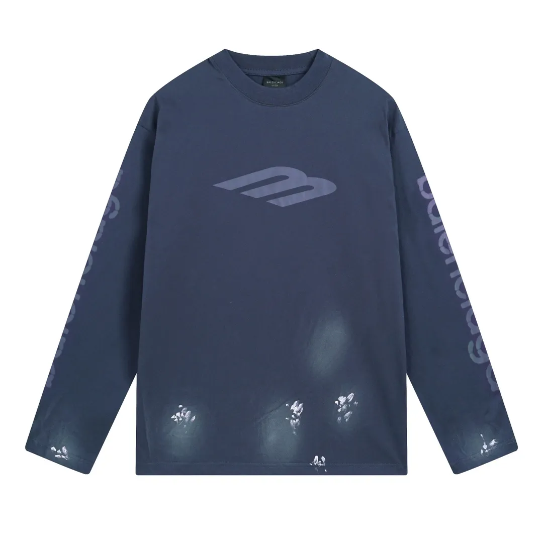 🅿️230 real photos [Top version. Official website quality] BALENCI*GA/Paris #2024 new style 3M letter classic print. Hand-painted. Graffiti. Long-sleeved T-shirt. #2024 Spring and Summer Brick Cabinet Synchronization Welcome to compare. The fabric is made of Paris ZP custom-woven and dyed cotton double yarn, with a weight of 260 grams. The cloth surface is clean. The cloth pattern is clear, soft and comfortable. The threads are dyed with no color difference. The classic letter LOGO is printed with imported environmentally friendly glue. The letters are clear and the effect is three-dimensional. Ready-to-wear hand drawn doodles. Restore the brick cabinet, adopt OS loose shoulder style. Same style for men and women. Coding: BL225050 Color: black, blue Size: XS S M L