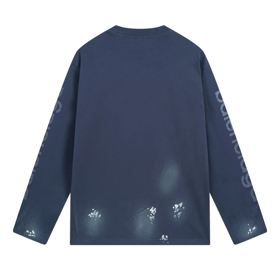 🅿️230 real photos [Top version. Official website quality] BALENCI*GA/Paris #2024 new style 3M letter classic print. Hand-painted. Graffiti. Long-sleeved T-shirt. #2024 Spring and Summer Brick Cabinet Synchronization Welcome to compare. The fabric is made of Paris ZP custom-woven and dyed cotton double yarn, with a weight of 260 grams. The cloth surface is clean. The cloth pattern is clear, soft and comfortable. The threads are dyed with no color difference. The classic letter LOGO is printed with imported environmentally friendly glue. The letters are clear and the effect is three-dimensional. Ready-to-wear hand drawn doodles. Restore the brick cabinet, adopt OS loose shoulder style. Same style for men and women. Coding: BL225050 Color: black, blue Size: XS S M L