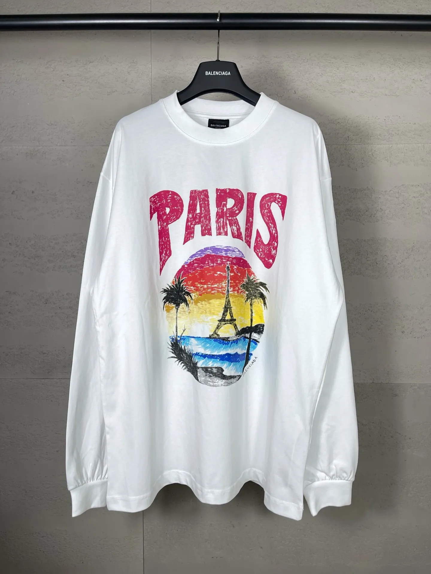 🅿️210 Real photos [Top version. Official website quality] BALENCI*GA/Paris. Long-sleeved T-shirt with Hawaiian sunset coconut palm tower LOGO pattern, brick cabinet synchronization. The fabric is made of Paris ZP custom-woven and dyed cotton sweatshirt. The weight is 260 grams, the cloth surface is clean. The cloth pattern is clear, soft and comfortable. The threads are dyed with no color difference. The classic pattern printing uses imported machine direct printing. The effect is three-dimensional and restores the brick cabinet. Different market currencies, welcome to compare. The version adopts OS loose shoulder design. Same style for men and women. Code: BL235032 Color: black, white Size: XS S M L
