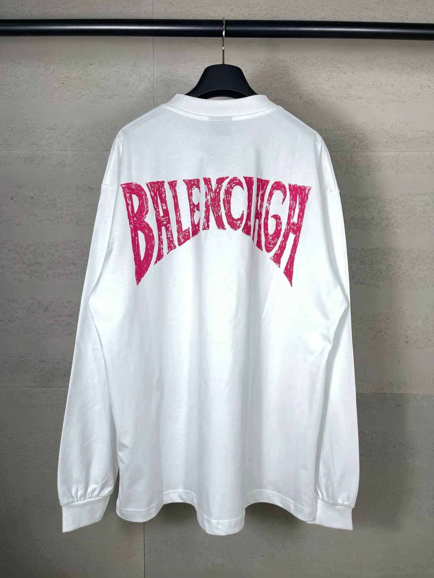 🅿️210 Real photos [Top version. Official website quality] BALENCI*GA/Paris. Long-sleeved T-shirt with Hawaiian sunset coconut palm tower LOGO pattern, brick cabinet synchronization. The fabric is made of Paris ZP custom-woven and dyed cotton sweatshirt. The weight is 260 grams, the cloth surface is clean. The cloth pattern is clear, soft and comfortable. The threads are dyed with no color difference. The classic pattern printing uses imported machine direct printing. The effect is three-dimensional and restores the brick cabinet. Different market currencies, welcome to compare. The version adopts OS loose shoulder design. Same style for men and women. Code: BL235032 Color: black, white Size: XS S M L