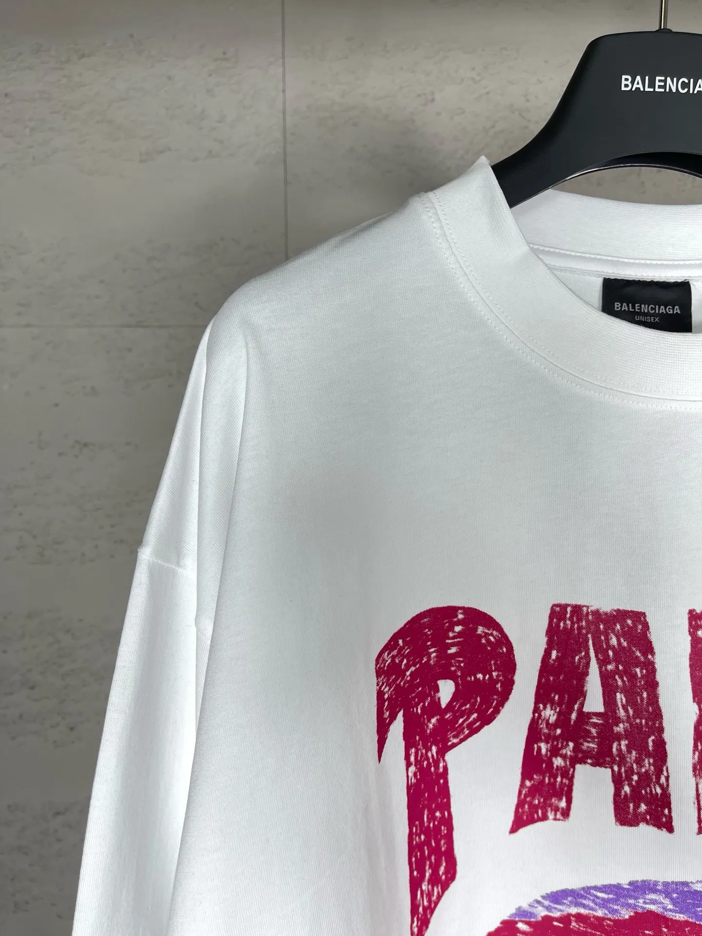 🅿️210 Real photos [Top version. Official website quality] BALENCI*GA/Paris. Long-sleeved T-shirt with Hawaiian sunset coconut palm tower LOGO pattern, brick cabinet synchronization. The fabric is made of Paris ZP custom-woven and dyed cotton sweatshirt. The weight is 260 grams, the cloth surface is clean. The cloth pattern is clear, soft and comfortable. The threads are dyed with no color difference. The classic pattern printing uses imported machine direct printing. The effect is three-dimensional and restores the brick cabinet. Different market currencies, welcome to compare. The version adopts OS loose shoulder design. Same style for men and women. Code: BL235032 Color: black, white Size: XS S M L