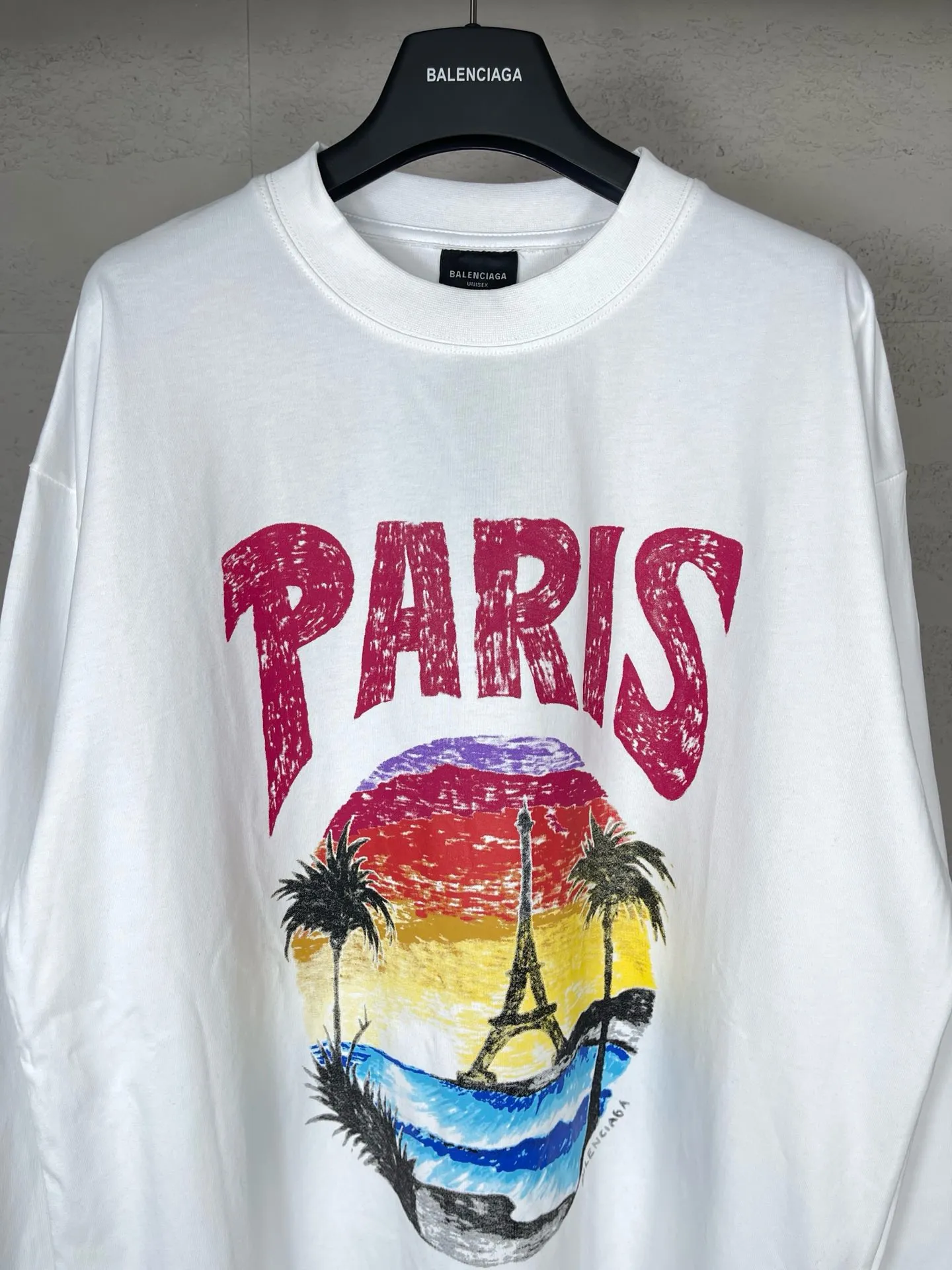🅿️210 Real photos [Top version. Official website quality] BALENCI*GA/Paris. Long-sleeved T-shirt with Hawaiian sunset coconut palm tower LOGO pattern, brick cabinet synchronization. The fabric is made of Paris ZP custom-woven and dyed cotton sweatshirt. The weight is 260 grams, the cloth surface is clean. The cloth pattern is clear, soft and comfortable. The threads are dyed with no color difference. The classic pattern printing uses imported machine direct printing. The effect is three-dimensional and restores the brick cabinet. Different market currencies, welcome to compare. The version adopts OS loose shoulder design. Same style for men and women. Code: BL235032 Color: black, white Size: XS S M L