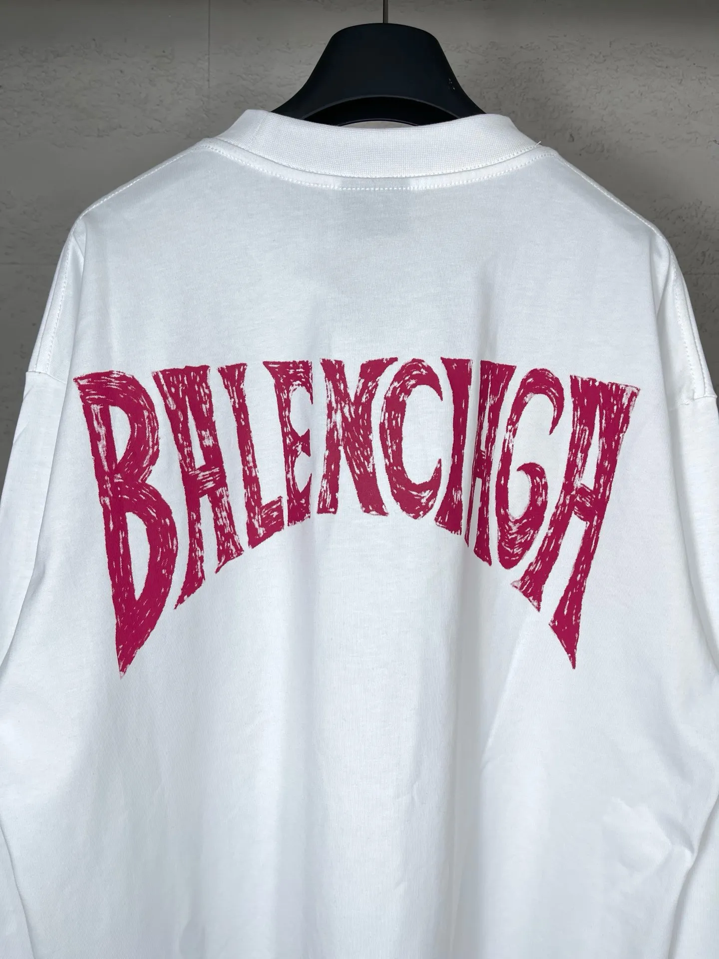 🅿️210 Real photos [Top version. Official website quality] BALENCI*GA/Paris. Long-sleeved T-shirt with Hawaiian sunset coconut palm tower LOGO pattern, brick cabinet synchronization. The fabric is made of Paris ZP custom-woven and dyed cotton sweatshirt. The weight is 260 grams, the cloth surface is clean. The cloth pattern is clear, soft and comfortable. The threads are dyed with no color difference. The classic pattern printing uses imported machine direct printing. The effect is three-dimensional and restores the brick cabinet. Different market currencies, welcome to compare. The version adopts OS loose shoulder design. Same style for men and women. Code: BL235032 Color: black, white Size: XS S M L