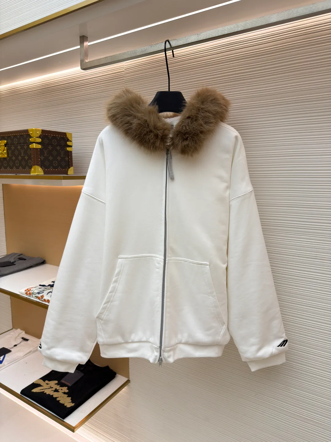 Balenciaga mink fur FLUFFY HOODIE zipper hooded sweatshirt ●Original version: purchased and developed by 15019 ●Item number: 1681666-C10 ●Fabric: cotton fabric ●Technology: imported embroidery production ●Color: white ●Version: loose fit ●Weight: about 1385 grams ●Size: XS-S-M-L ●Description: First of all, it adopts velvet and thickening technology, and a warm down layer is added inside to provide excellent thermal insulation effect. The fabric has been treated with water washing technology to make the overall feel softer and more comfortable, while showing a unique retro texture. In terms of detail processing, precise cutting and sewing processes are used to ensure a loose fit and comfortable wearing. The fur collar at the neckline is made of artificial fur, which not only maintains a soft and fluffy appearance, but also avoids possible allergies caused by animal hair. In addition, the clothes also use imported machine embroidery technology to present brand logos or patterns on the chest or other parts, which enhances the overall sense of fashion and quality. All process links are strictly controlled to ensure the durability and beauty of the product. The overall wiring is straight and delicate, the fabric is comfortable and soft, and the color is consistent without color difference. It can be matched with the same style to create a fashionable look and control various occasions. Customized accessories, complete with three standards, same style for men and women!