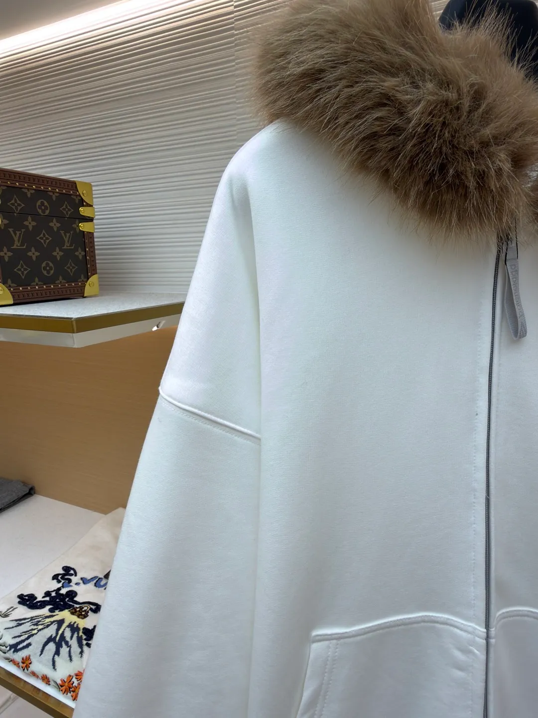 Balenciaga mink fur FLUFFY HOODIE zipper hooded sweatshirt ●Original version: purchased and developed by 15019 ●Item number: 1681666-C10 ●Fabric: cotton fabric ●Technology: imported embroidery production ●Color: white ●Version: loose fit ●Weight: about 1385 grams ●Size: XS-S-M-L ●Description: First of all, it adopts velvet and thickening technology, and a warm down layer is added inside to provide excellent thermal insulation effect. The fabric has been treated with water washing technology to make the overall feel softer and more comfortable, while showing a unique retro texture. In terms of detail processing, precise cutting and sewing processes are used to ensure a loose fit and comfortable wearing. The fur collar at the neckline is made of artificial fur, which not only maintains a soft and fluffy appearance, but also avoids possible allergies caused by animal hair. In addition, the clothes also use imported machine embroidery technology to present brand logos or patterns on the chest or other parts, which enhances the overall sense of fashion and quality. All process links are strictly controlled to ensure the durability and beauty of the product. The overall wiring is straight and delicate, the fabric is comfortable and soft, and the color is consistent without color difference. It can be matched with the same style to create a fashionable look and control various occasions. Customized accessories, complete with three standards, same style for men and women!