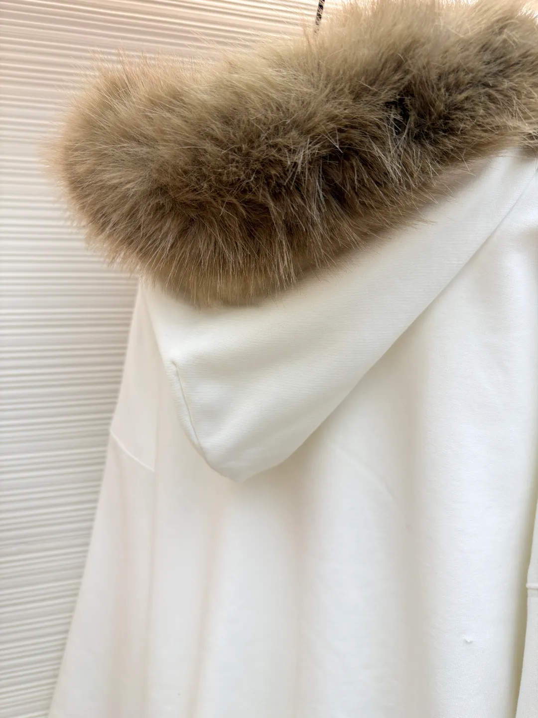 Balenciaga mink fur FLUFFY HOODIE zipper hooded sweatshirt ●Original version: purchased and developed by 15019 ●Item number: 1681666-C10 ●Fabric: cotton fabric ●Technology: imported embroidery production ●Color: white ●Version: loose fit ●Weight: about 1385 grams ●Size: XS-S-M-L ●Description: First of all, it adopts velvet and thickening technology, and a warm down layer is added inside to provide excellent thermal insulation effect. The fabric has been treated with water washing technology to make the overall feel softer and more comfortable, while showing a unique retro texture. In terms of detail processing, precise cutting and sewing processes are used to ensure a loose fit and comfortable wearing. The fur collar at the neckline is made of artificial fur, which not only maintains a soft and fluffy appearance, but also avoids possible allergies caused by animal hair. In addition, the clothes also use imported machine embroidery technology to present brand logos or patterns on the chest or other parts, which enhances the overall sense of fashion and quality. All process links are strictly controlled to ensure the durability and beauty of the product. The overall wiring is straight and delicate, the fabric is comfortable and soft, and the color is consistent without color difference. It can be matched with the same style to create a fashionable look and control various occasions. Customized accessories, complete with three standards, same style for men and women!