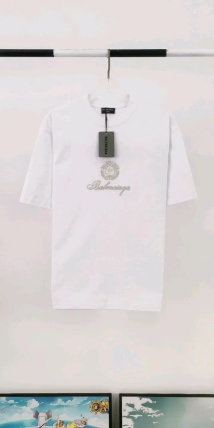 Real shot of the video————The top tested version of BALENCIAGA Balenciaga three-dimensional art embroidery Cupid badge Tanabata Valentine's Day limited edition pure cotton short-sleeved T-shirt for male and female couples stars Tanabata limited edition Cupid gold thread embroidered short-sleeved T-shirt Using imported Tajima machine, the embroidery effect is three-dimensional and full, first-class craftsmanship, the quality is visible to the naked eye, the overall font size, spacing, and detail features of the pattern are restored. The Cupid portrait is outlined by flat embroidery. The surrounding main body adopts precision three-dimensional embroidery technology. The embroidery is very fine and the needlework is dense. The fonts are clear and the lines and three-dimensional sense are strong. It highly restores the yb effect. Custom-woven and dyed 280g top-quality combed cotton fabric. The threads are in the same cylinder with 0 color difference. Exclusive and high-quality. Welcome to compare. Same style for men and women. Color: white, black, pink. Size: XS-L P:260