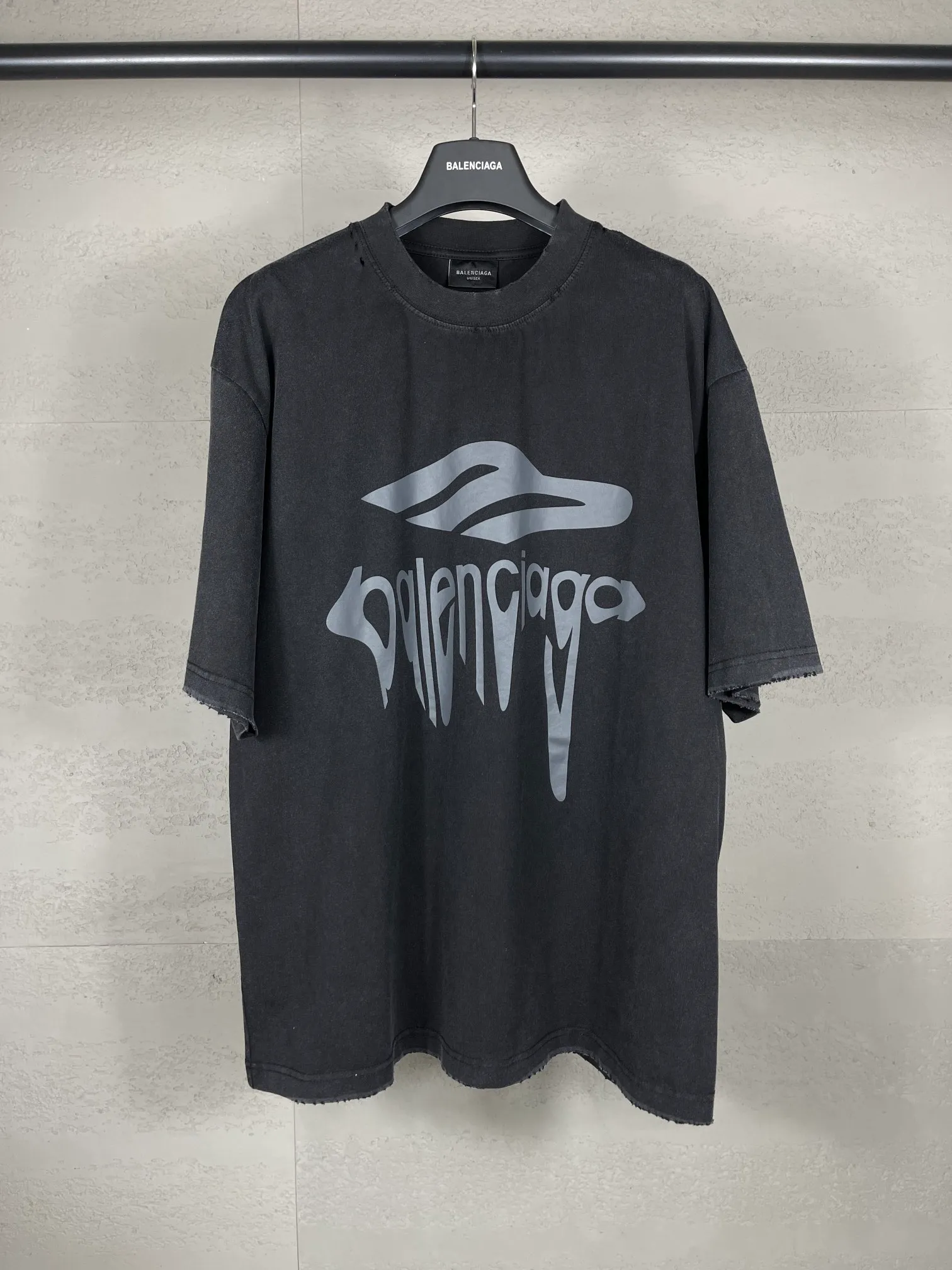 🅿️190 real photos [Top version. Official website quality] BALENCI*GA/Paris.SS25 latest model 3M artistic letter printing washed and worn short-sleeved T-shirt. Ready-made clothing with many parts worn and worn. Brick cabinets are synchronized. Genuine products are developed at the first time. The fabric is made of Paris ZP custom-woven and dyed cotton double yarn. Weighing 260 grams, the cloth surface is clean. The cloth pattern is clear, soft and comfortable. The threads are dyed with no color difference. The printing is made of environmentally friendly imported materials. The letters are clear and the effect is three-dimensional. The version adopts OS loose shoulder design. Same style for men and women. Code: BL223613 Color: washed black, gray and white. Size: XS S M L
