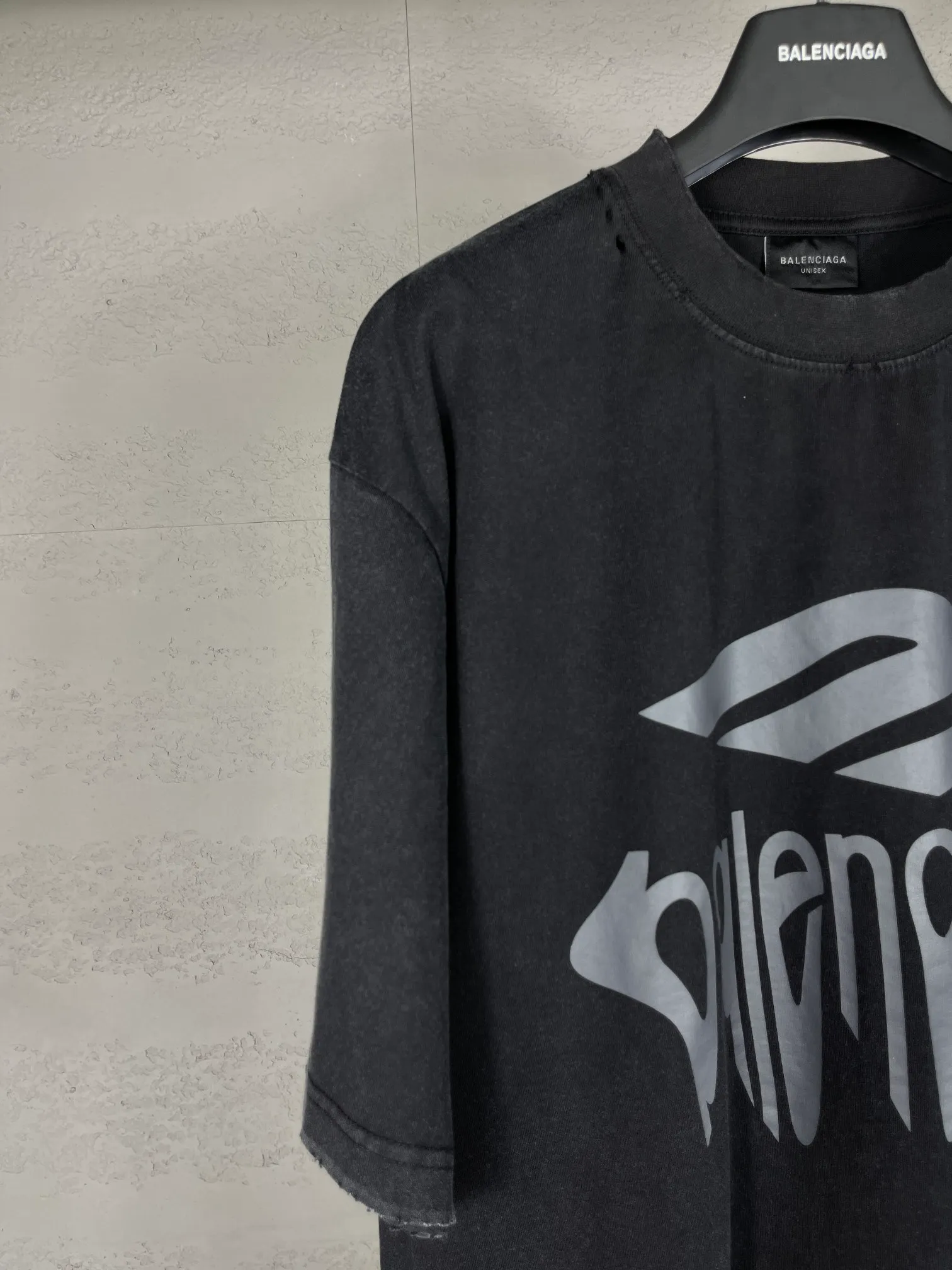 🅿️190 real photos [Top version. Official website quality] BALENCI*GA/Paris.SS25 latest model 3M artistic letter printing washed and worn short-sleeved T-shirt. Ready-made clothing with many parts worn and worn. Brick cabinets are synchronized. Genuine products are developed at the first time. The fabric is made of Paris ZP custom-woven and dyed cotton double yarn. Weighing 260 grams, the cloth surface is clean. The cloth pattern is clear, soft and comfortable. The threads are dyed with no color difference. The printing is made of environmentally friendly imported materials. The letters are clear and the effect is three-dimensional. The version adopts OS loose shoulder design. Same style for men and women. Code: BL223613 Color: washed black, gray and white. Size: XS S M L