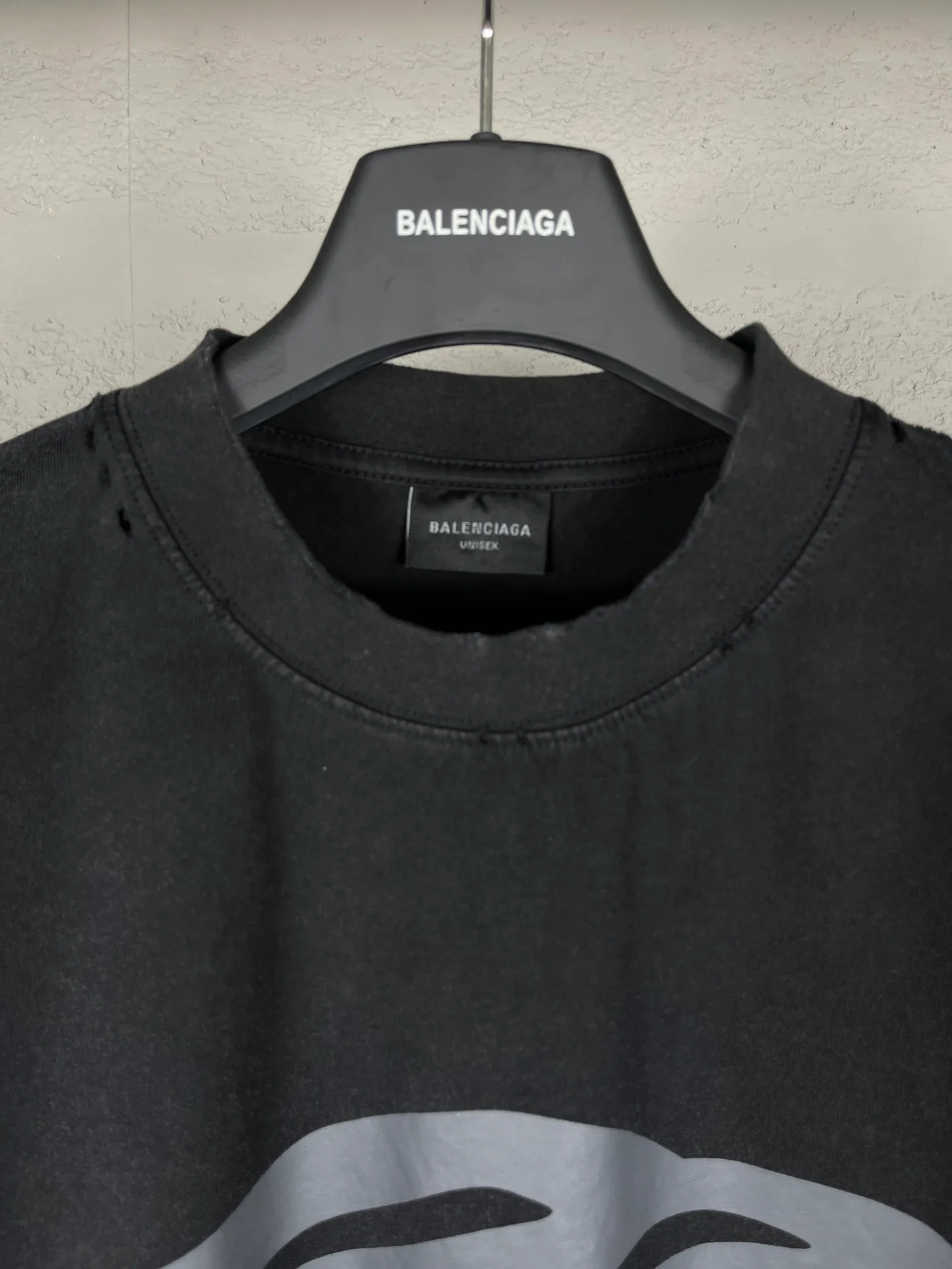 🅿️190 real photos [Top version. Official website quality] BALENCI*GA/Paris.SS25 latest model 3M artistic letter printing washed and worn short-sleeved T-shirt. Ready-made clothing with many parts worn and worn. Brick cabinets are synchronized. Genuine products are developed at the first time. The fabric is made of Paris ZP custom-woven and dyed cotton double yarn. Weighing 260 grams, the cloth surface is clean. The cloth pattern is clear, soft and comfortable. The threads are dyed with no color difference. The printing is made of environmentally friendly imported materials. The letters are clear and the effect is three-dimensional. The version adopts OS loose shoulder design. Same style for men and women. Code: BL223613 Color: washed black, gray and white. Size: XS S M L