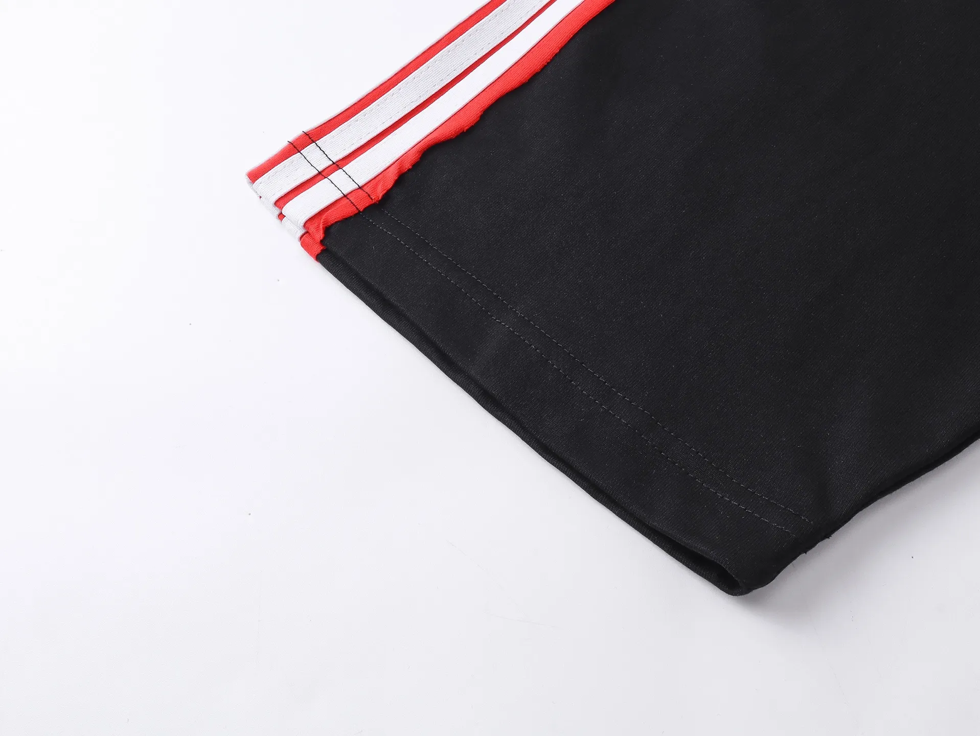 🅿️196 Detailed picture [Top version. Official website quality] BALENCI*GA/Paris SS25 latest model, raglan sleeves with color matching, drawstring, and classic LOGO short-sleeved T-shirt embroidered on the front left chest #Classic Fashion. Brick cabinets are synchronized and developed at the first time. The fabric is made of Paris ZP custom-woven and dyed cotton double yarn. Weighing 260 grams, the cloth surface is clean. The cloth pattern is clear, soft and comfortable. The threads are dyed with no color difference. The classic pattern embroidery is embroidered using an imported Tajima embroidery machine. The letters are clear, three-dimensional and without burrs. Jubie market produces pictures based on pictures. Welcome to compare. The version adopts OS loose shoulder design. Same style for men and women. Code: BL253685 Color: black, white Size: XS S M L