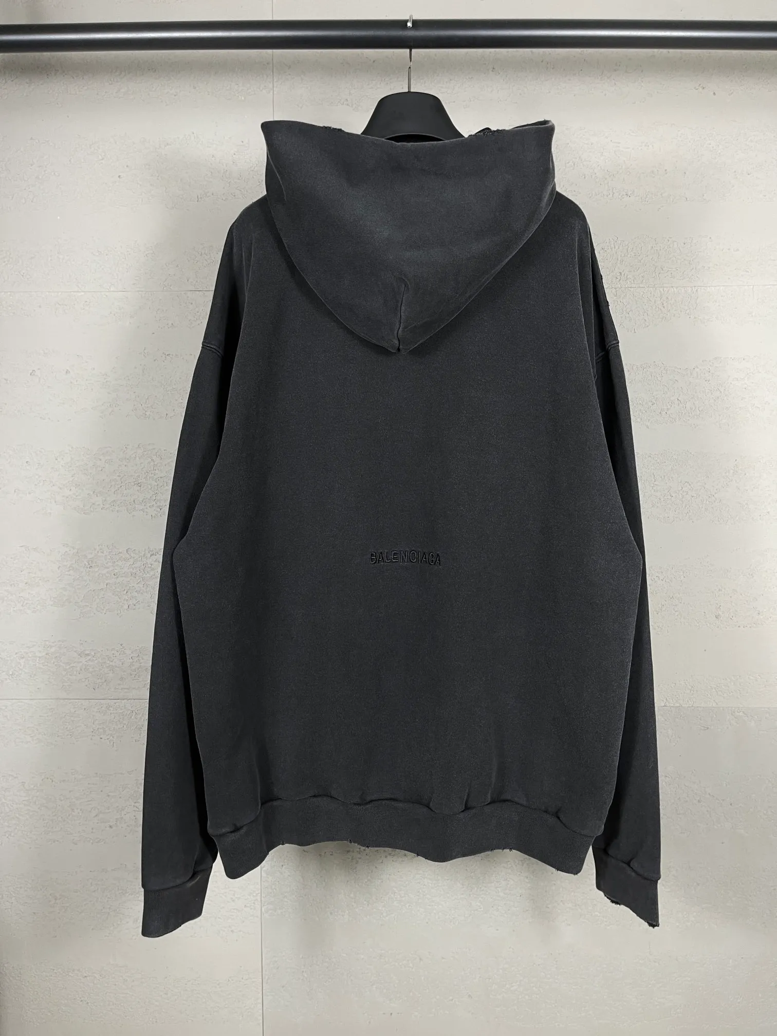 🅿️360 real photos [Top version. Official website quality] BALENCI*GA/Paris. 2024 catwalk style goddess washed, worn and worn hooded sweatshirt. 2024 new model. All pattern details, colors and Y-plates are customized, made with super heavy craftsmanship, and washed and polished. Please refer to the picture for delivery at Jubie Market. Brick cabinets are synchronized. Genuine products are developed at the first time, and you can print and compare! The fabric is made of Paris ZP custom-woven and dyed cotton terry sweatshirt. Weighing 460 grams, the cloth surface is clean. The cloth pattern is clear, soft and comfortable. The threads are dyed with no color difference. The printing uses environmentally friendly imported materials and self-inking direct injection, with clear letters and three-dimensional effect. The entire garment is washed and distressed. The version adopts OS loose shoulder design. Same style for men and women. Code: BL238926 Color: washed black Size: XS S M L