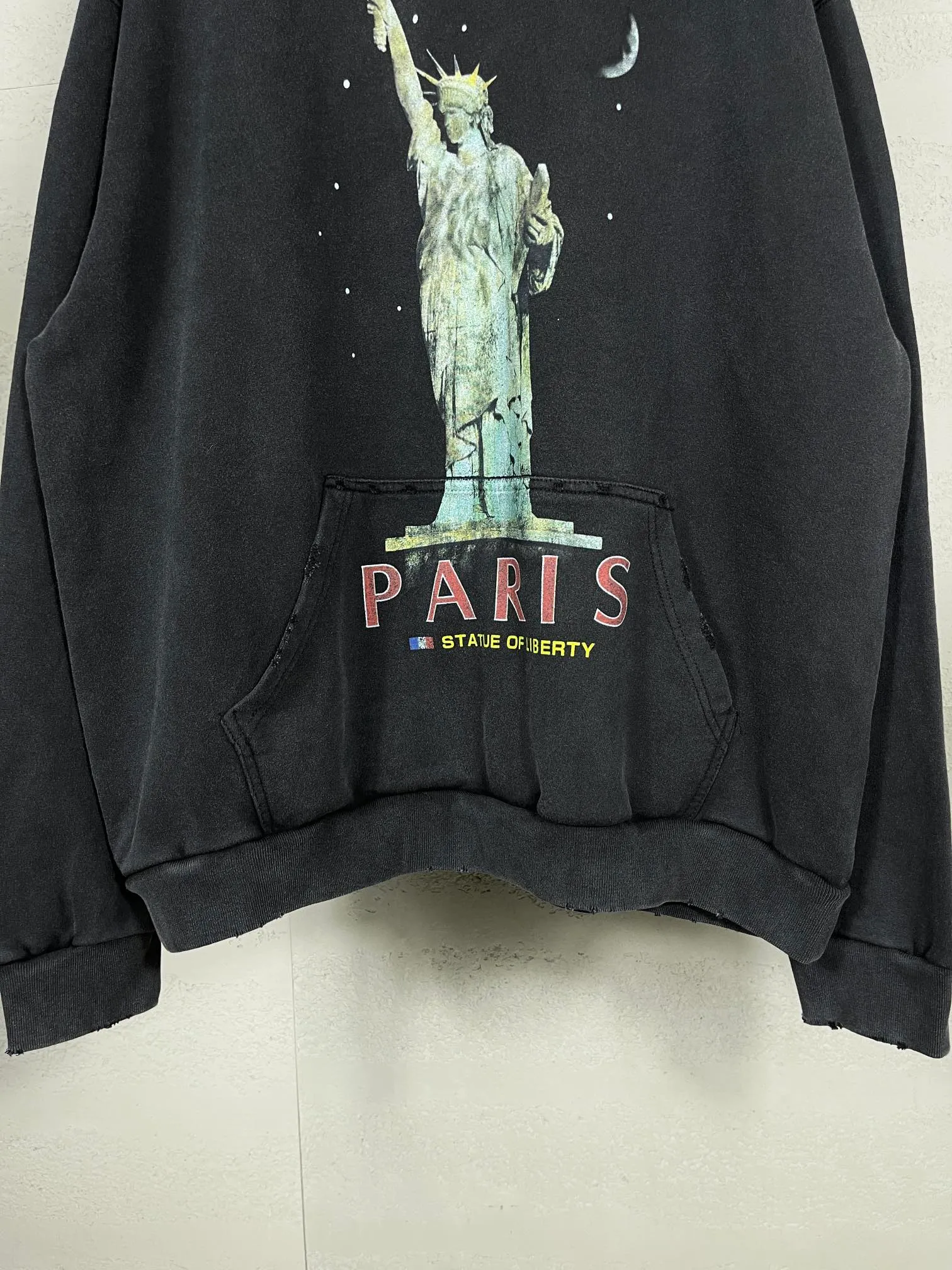 🅿️360 real photos [Top version. Official website quality] BALENCI*GA/Paris. 2024 catwalk style goddess washed, worn and worn hooded sweatshirt. 2024 new model. All pattern details, colors and Y-plates are customized, made with super heavy craftsmanship, and washed and polished. Please refer to the picture for delivery at Jubie Market. Brick cabinets are synchronized. Genuine products are developed at the first time, and you can print and compare! The fabric is made of Paris ZP custom-woven and dyed cotton terry sweatshirt. Weighing 460 grams, the cloth surface is clean. The cloth pattern is clear, soft and comfortable. The threads are dyed with no color difference. The printing uses environmentally friendly imported materials and self-inking direct injection, with clear letters and three-dimensional effect. The entire garment is washed and distressed. The version adopts OS loose shoulder design. Same style for men and women. Code: BL238926 Color: washed black Size: XS S M L