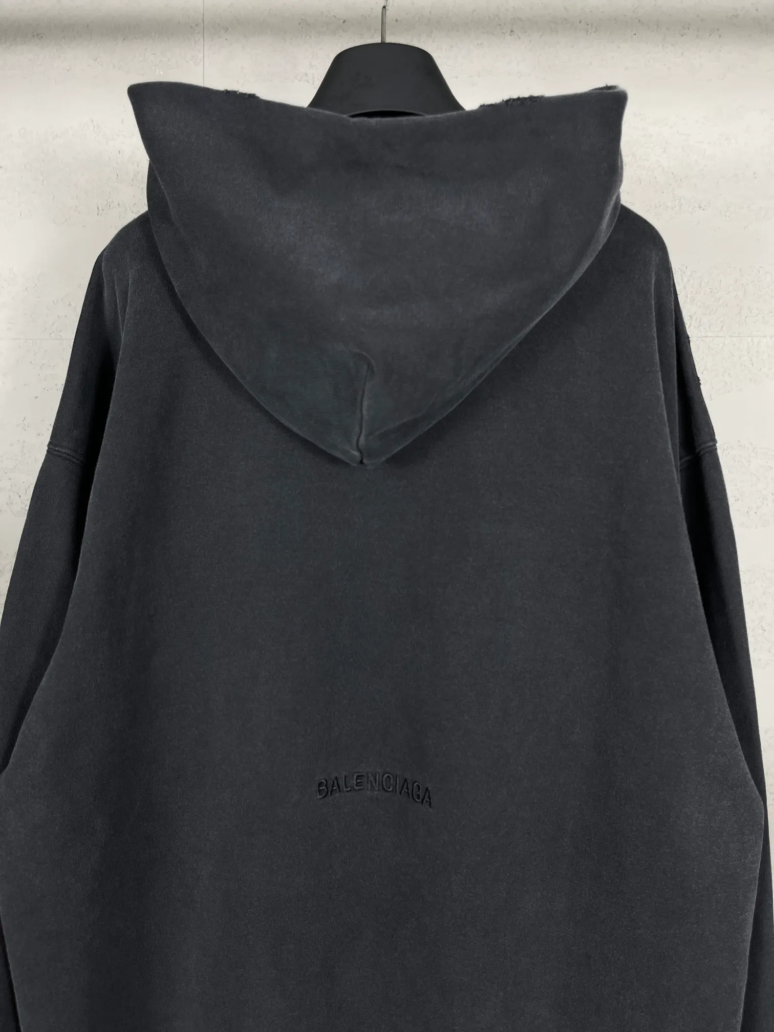 🅿️360 real photos [Top version. Official website quality] BALENCI*GA/Paris. 2024 catwalk style goddess washed, worn and worn hooded sweatshirt. 2024 new model. All pattern details, colors and Y-plates are customized, made with super heavy craftsmanship, and washed and polished. Please refer to the picture for delivery at Jubie Market. Brick cabinets are synchronized. Genuine products are developed at the first time, and you can print and compare! The fabric is made of Paris ZP custom-woven and dyed cotton terry sweatshirt. Weighing 460 grams, the cloth surface is clean. The cloth pattern is clear, soft and comfortable. The threads are dyed with no color difference. The printing uses environmentally friendly imported materials and self-inking direct injection, with clear letters and three-dimensional effect. The entire garment is washed and distressed. The version adopts OS loose shoulder design. Same style for men and women. Code: BL238926 Color: washed black Size: XS S M L