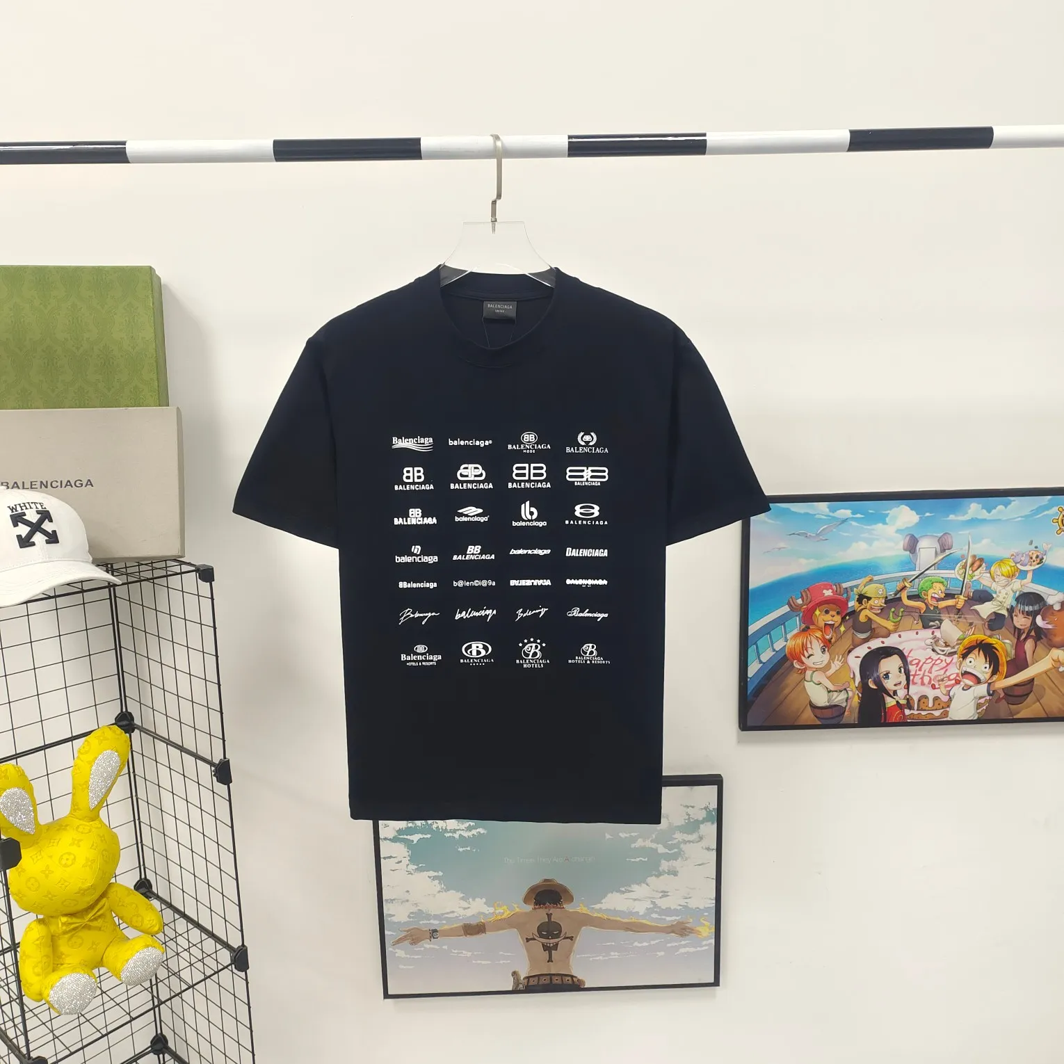 [New] The top version of Balenciaga BALENCIAGA is fully printed with LOGO slogans for male and female couples stars. The same style pure cotton loose short-sleeved T-shirt. Balenciaga was founded by Cristobal Balenciaga, a great genius designer who is known as the representative of the 20th century. For more than half a century since the brand was founded, Balenciaga has been famous for its fashion and elegance in the fashion industry. You can find any of your favorite logos on the front and back of this piece, Ness.  The front and rear printing uses low-coverage screen printing technology, and the glue is imported. The printing is very delicate, and the scratched out problems are very clear and there are no burrs. The fabric is made of 280g double-ply double-yarn pure cotton loose fabric, which is loose and breathable, has good drying effect, full drape and skin toning. Color: Black White Pink Size: XS-L P:240