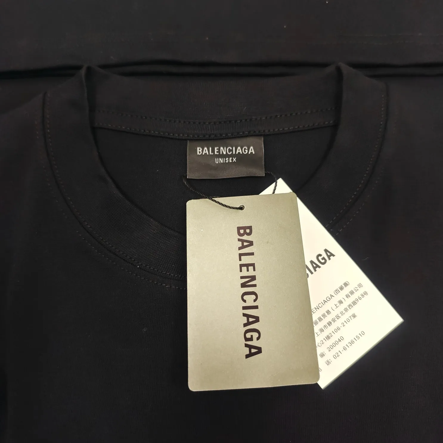 [New] The top version of Balenciaga BALENCIAGA is fully printed with LOGO slogans for male and female couples stars. The same style pure cotton loose short-sleeved T-shirt. Balenciaga was founded by Cristobal Balenciaga, a great genius designer who is known as the representative of the 20th century. For more than half a century since the brand was founded, Balenciaga has been famous for its fashion and elegance in the fashion industry. You can find any of your favorite logos on the front and back of this piece, Ness.  The front and rear printing uses low-coverage screen printing technology, and the glue is imported. The printing is very delicate, and the scratched out problems are very clear and there are no burrs. The fabric is made of 280g double-ply double-yarn pure cotton loose fabric, which is loose and breathable, has good drying effect, full drape and skin toning. Color: Black White Pink Size: XS-L P:240
