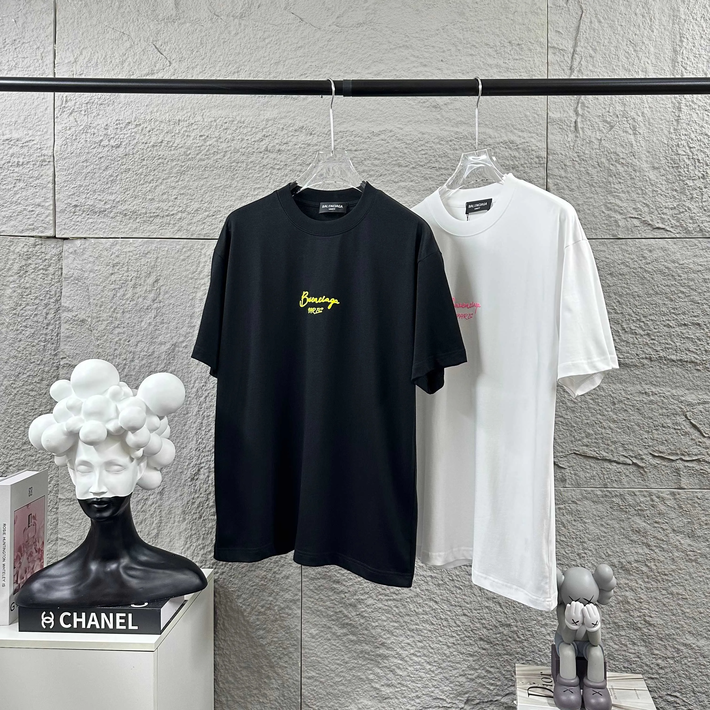 🅿️190 BALENCI*GA Paris 2025 spring and summer new short-sleeved T-shirt Classic letter three-dimensional foam + silicone technology Customized double yarn plain cotton fabric Short-sleeved T-shirt Unisex Color: Black White Size: S (90-130 catties) M (120-150 catties) L (140-165 catties) XL (160-180 catties) XXL (180-210 pounds)
