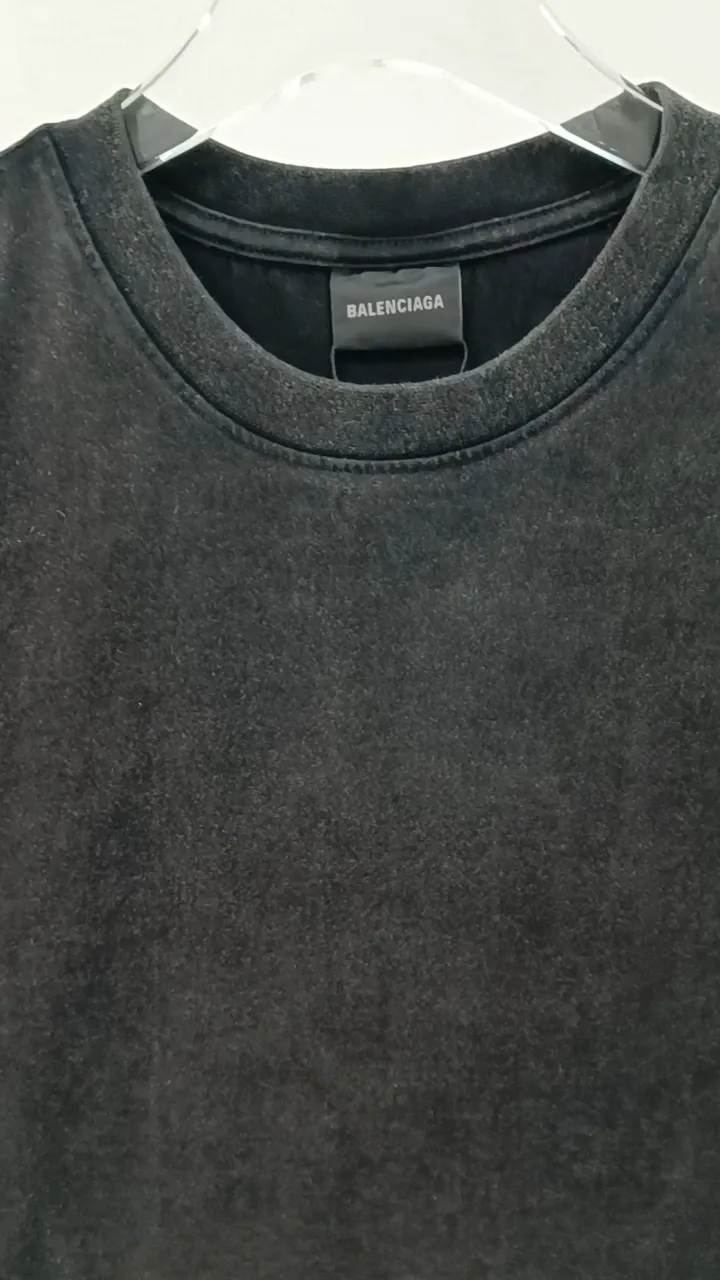 Frontal real-shot video————The top tested version BALENCIAGA BLCG Balenciaga washed, distressed, frayed and ironed, the same style pure cotton short-sleeved T-shirt for male and female couples stars. The collision of very basic black distressed snowflakes and thousands of bling bling rhinestones is simply the most beautiful, it really shines. Using pure cotton fabrics, heavy-duty washed enzyme ready-made garments fried snowflakes technology, to create an old retro black and gray color The rhinestones on the back are pressed with ultra-fine high temperature and are not easy to fall off. They are very delicate and show the feel of Swarovski rhinestones. They are full of high-end and motorcycle, showing luxury. Classic and durable. The rhinestones sparkle brilliantly no matter in the sun. Casual and loose version, lazy and casual, invincible slimming. Same style for men and women, very fashionable casually. Color: washed black The fabric is made of 280g double-ply double-yarn plain cotton loose fabric, and the washed weight of the finished product is as high as 400g! Size: XS-L P:310