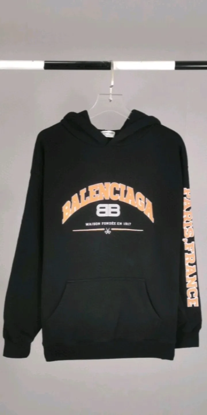 Real shot of the video - the top version of BALENCIAGA, a house built in 1917, with cracks, turtles, cracks, holes, and the same style hoodies and sweatshirts for male and female couples. The latest season of Paris still uses the basic creation logo of 1917 + scissors elements to improve the public's impression of Paris's long-standing brand and re-understand it. The printing still uses the crackle pattern process and the basic glue is used as the base. Prints pull evenly. It adopts the horizontal cracking method, the texture is clear and uniform, it will not fall off easily, and there is no pressure in backwashing and drying. Laser piercing is used to pierce the body, and the piercing effect is obvious. And there will be no wrinkles or deformation at the holes. The neckline is manually frayed, which is very costly and time-consuming. Excellent products, that’s how they come out. The fabric is made of 520g composite crystal fleece fabric, which is full of drape. Package. The hang tags are fully customized and synchronized one to one.  Color: black Size: XS-L (maximum wear: 230 pounds) P:490