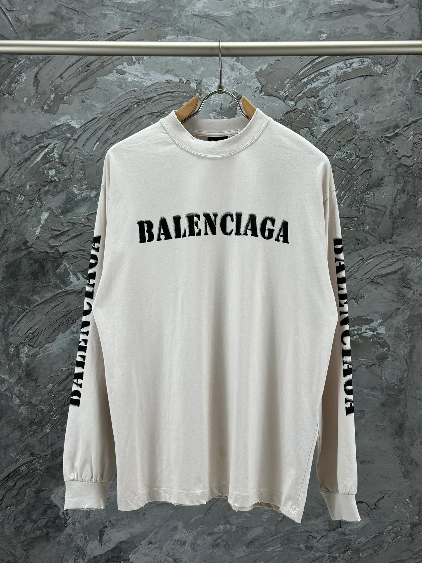 🅿️250 BALENCI*GA Paris blurred letter logo printed distressed long sleeves. The fabric is made of Paris custom-woven and dyed double-yarn pure cotton. The weight is 280g. The thread is custom-woven and dyed without color difference before and after. The printing uses environmentally friendly imported material printing dot direct injection technology. Two high-temperature setting washes. os dropped shoulders and loose version. Same style for men and women -Color: black, off-white -SIZE: XS S M L Style No. 8605#