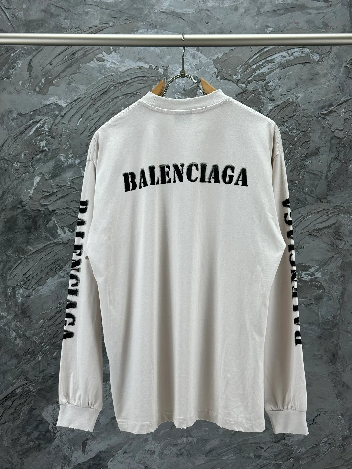🅿️250 BALENCI*GA Paris blurred letter logo printed distressed long sleeves. The fabric is made of Paris custom-woven and dyed double-yarn pure cotton. The weight is 280g. The thread is custom-woven and dyed without color difference before and after. The printing uses environmentally friendly imported material printing dot direct injection technology. Two high-temperature setting washes. os dropped shoulders and loose version. Same style for men and women -Color: black, off-white -SIZE: XS S M L Style No. 8605#