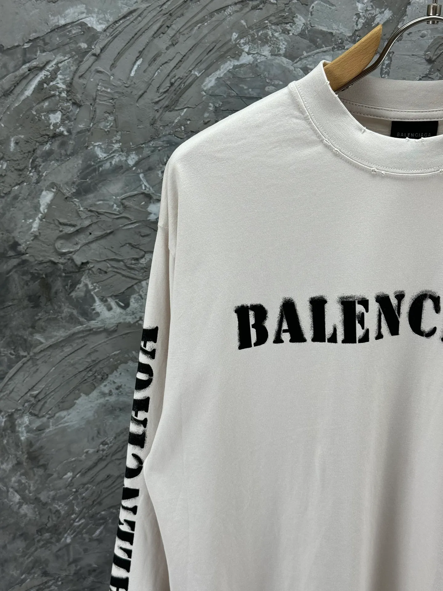 🅿️250 BALENCI*GA Paris blurred letter logo printed distressed long sleeves. The fabric is made of Paris custom-woven and dyed double-yarn pure cotton. The weight is 280g. The thread is custom-woven and dyed without color difference before and after. The printing uses environmentally friendly imported material printing dot direct injection technology. Two high-temperature setting washes. os dropped shoulders and loose version. Same style for men and women -Color: black, off-white -SIZE: XS S M L Style No. 8605#