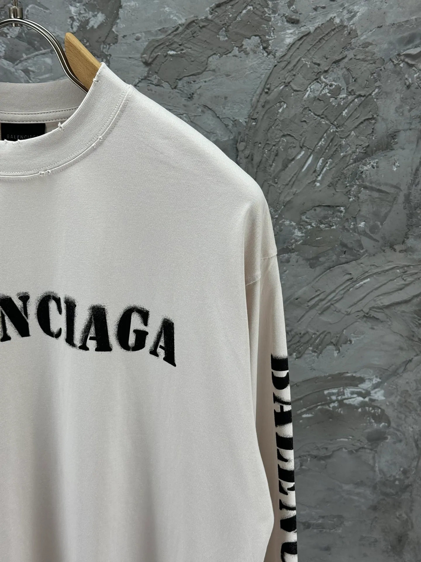 🅿️250 BALENCI*GA Paris blurred letter logo printed distressed long sleeves. The fabric is made of Paris custom-woven and dyed double-yarn pure cotton. The weight is 280g. The thread is custom-woven and dyed without color difference before and after. The printing uses environmentally friendly imported material printing dot direct injection technology. Two high-temperature setting washes. os dropped shoulders and loose version. Same style for men and women -Color: black, off-white -SIZE: XS S M L Style No. 8605#