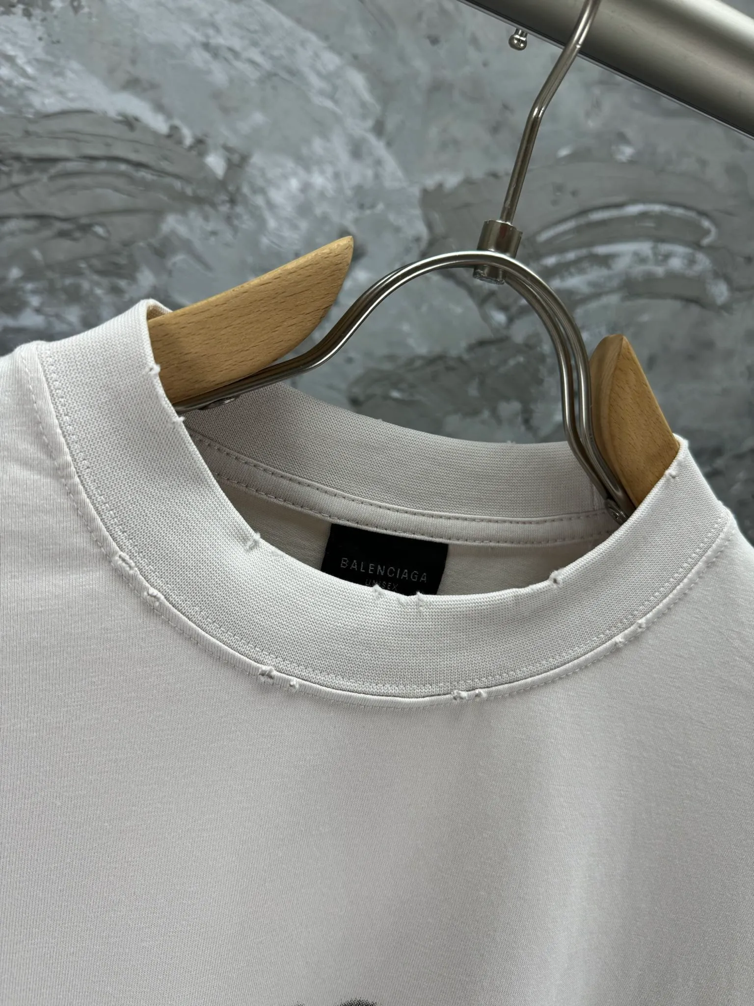🅿️250 BALENCI*GA Paris blurred letter logo printed distressed long sleeves. The fabric is made of Paris custom-woven and dyed double-yarn pure cotton. The weight is 280g. The thread is custom-woven and dyed without color difference before and after. The printing uses environmentally friendly imported material printing dot direct injection technology. Two high-temperature setting washes. os dropped shoulders and loose version. Same style for men and women -Color: black, off-white -SIZE: XS S M L Style No. 8605#