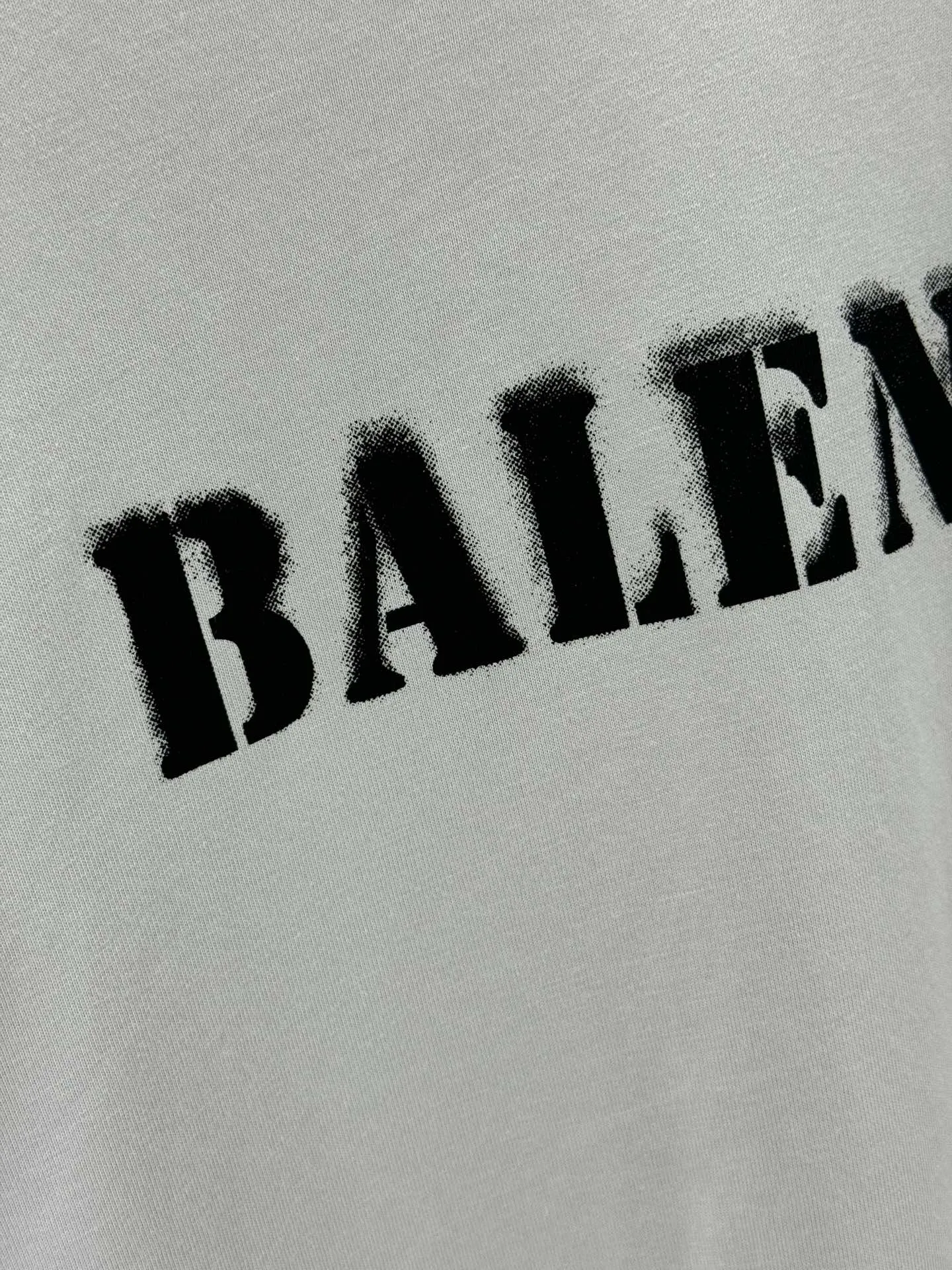 🅿️250 BALENCI*GA Paris blurred letter logo printed distressed long sleeves. The fabric is made of Paris custom-woven and dyed double-yarn pure cotton. The weight is 280g. The thread is custom-woven and dyed without color difference before and after. The printing uses environmentally friendly imported material printing dot direct injection technology. Two high-temperature setting washes. os dropped shoulders and loose version. Same style for men and women -Color: black, off-white -SIZE: XS S M L Style No. 8605#