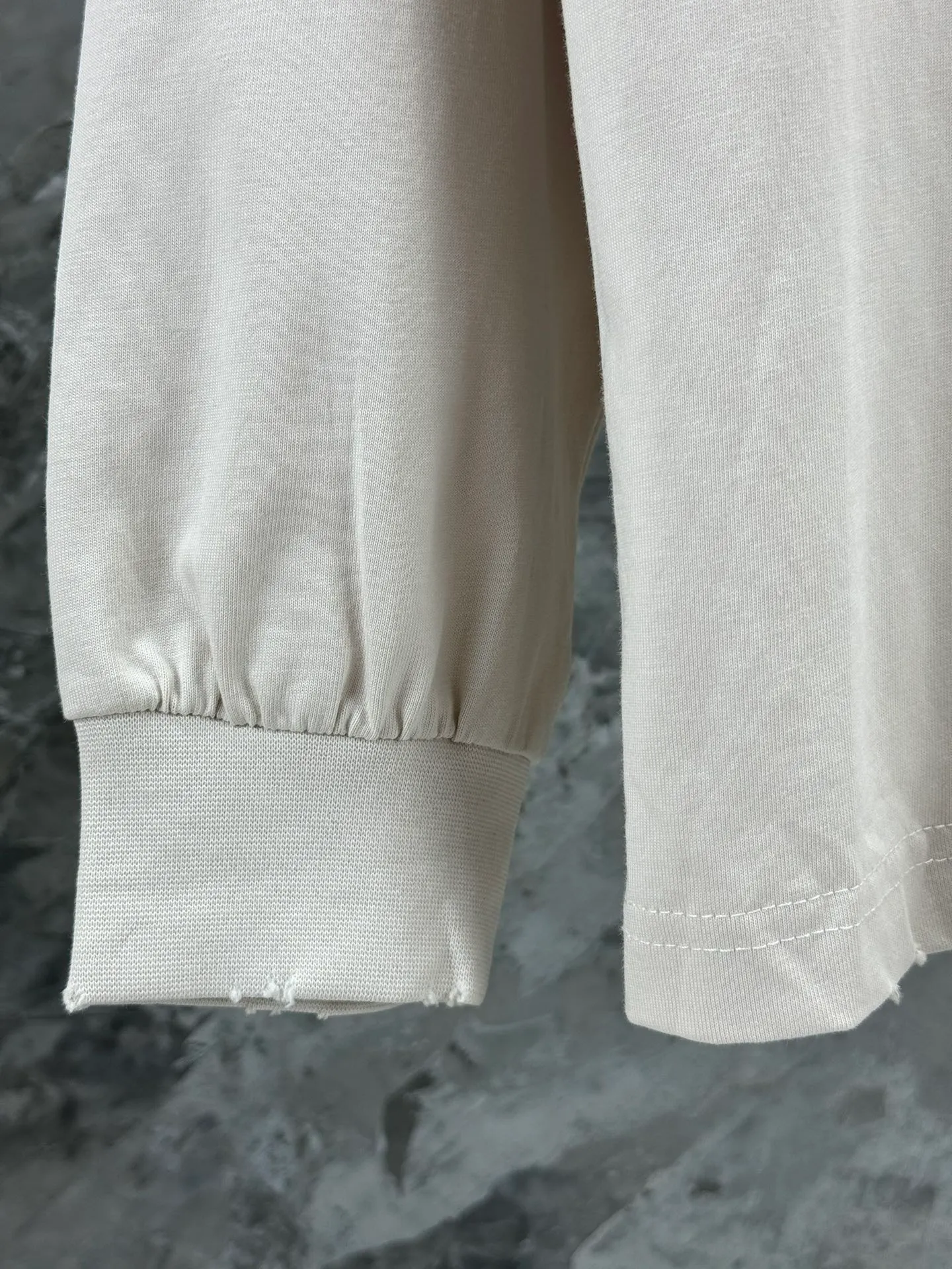 🅿️250 BALENCI*GA Paris blurred letter logo printed distressed long sleeves. The fabric is made of Paris custom-woven and dyed double-yarn pure cotton. The weight is 280g. The thread is custom-woven and dyed without color difference before and after. The printing uses environmentally friendly imported material printing dot direct injection technology. Two high-temperature setting washes. os dropped shoulders and loose version. Same style for men and women -Color: black, off-white -SIZE: XS S M L Style No. 8605#