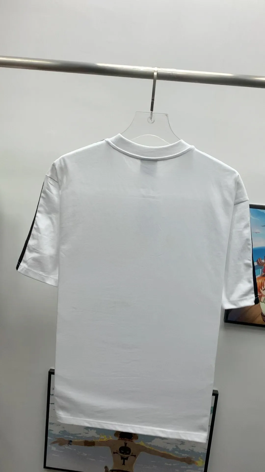 Real shot video on the back - Top tested version 𝐁A𝐋EN𝐂IA𝐆A/Balenciaga three-ribbon classic co-branded T-shirt Fabric: 32 pieces of double yarn 240 grams - counter synchronization #The highest version on the market The original development of custom-woven fabrics is washed and treated with a full sense of thickness The texture is different from market products Highly restored #original mold opening Use imported elliptical machine printing Each print is neatly aligned without burrs Hand-printed front and rear platens Precision mesh production stencil, imported environmentally friendly slurry scraper, letters clearly restored, letter spacing, size consistent with the original version, highly restored 23ss, best-selling model on the market, same style for men and women size: xs s m l color: black white P: 290