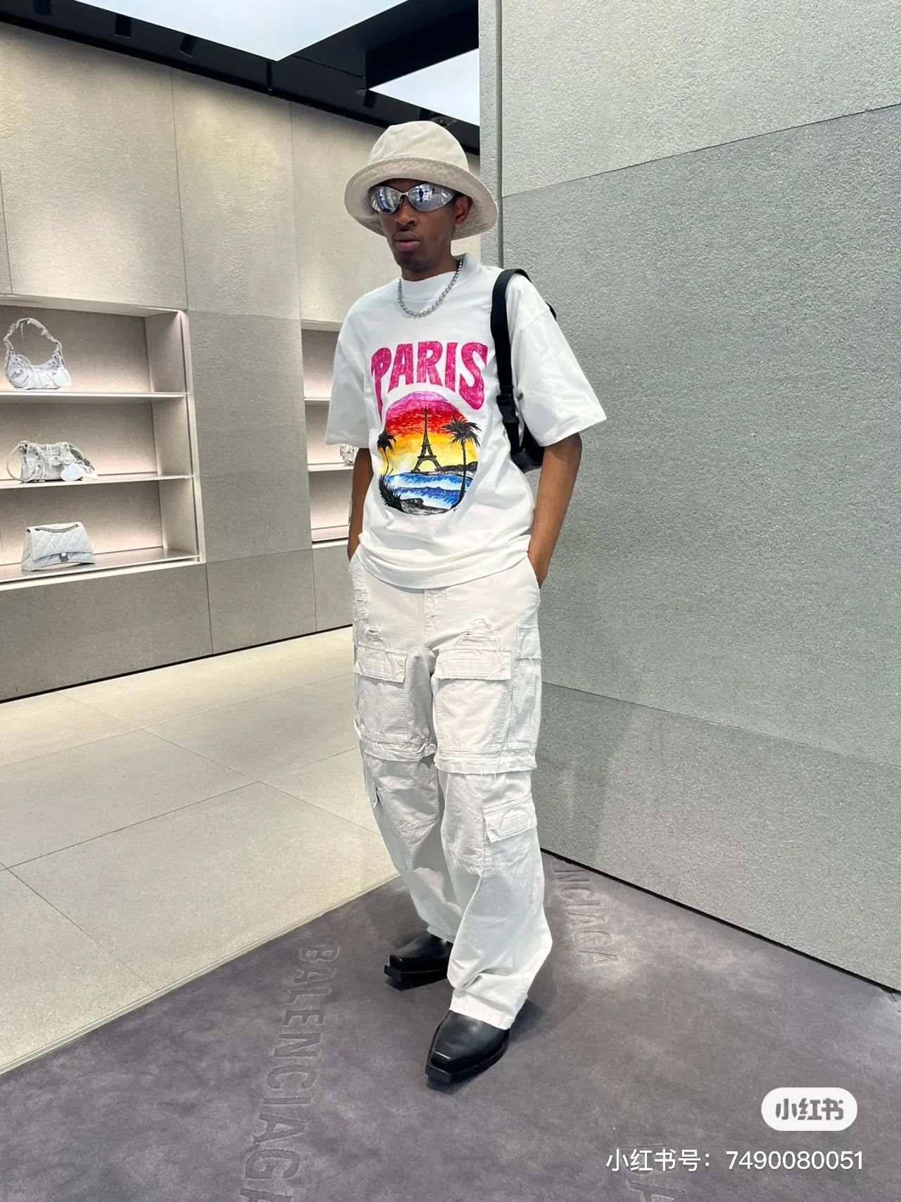♻️💯Upper body reference model picture❤️Top tested version 𝐁A𝐋EN𝐂IA𝐆A/Balenciaga Sunset Paris Eiffel Tower T-shirt Fabric: Double yarn 32 counts 240g - counter synchronization #The highest version on the market The original development of custom-woven fabrics is washed and treated. The texture is full of thickness and different from market products. Highly restored #Original mold opening Use imported elliptical machine printing Every print is neatly aligned and has no burrs Hand-printed front and rear platens. Precision mesh production screen. Imported environmentally friendly pulp squeegee. Letters are clearly restored. Letter spacing. The size is consistent with the original version. Highly restored 24ss. Best-selling model on the market. Same style for men and women. Size: xs s m l. Color: white black P: 290