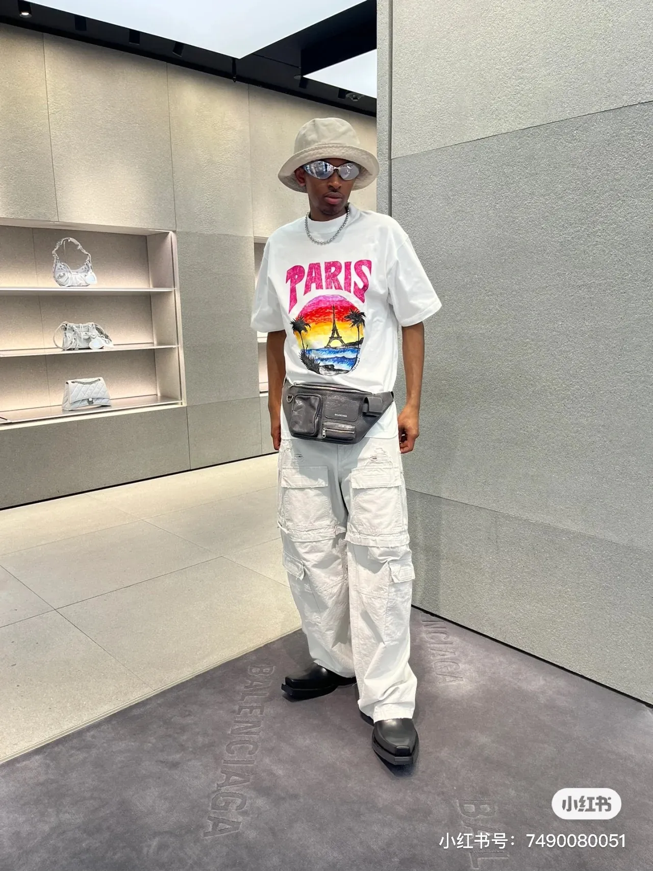 ♻️💯Upper body reference model picture❤️Top tested version 𝐁A𝐋EN𝐂IA𝐆A/Balenciaga Sunset Paris Eiffel Tower T-shirt Fabric: Double yarn 32 counts 240g - counter synchronization #The highest version on the market The original development of custom-woven fabrics is washed and treated. The texture is full of thickness and different from market products. Highly restored #Original mold opening Use imported elliptical machine printing Every print is neatly aligned and has no burrs Hand-printed front and rear platens. Precision mesh production screen. Imported environmentally friendly pulp squeegee. Letters are clearly restored. Letter spacing. The size is consistent with the original version. Highly restored 24ss. Best-selling model on the market. Same style for men and women. Size: xs s m l. Color: white black P: 290