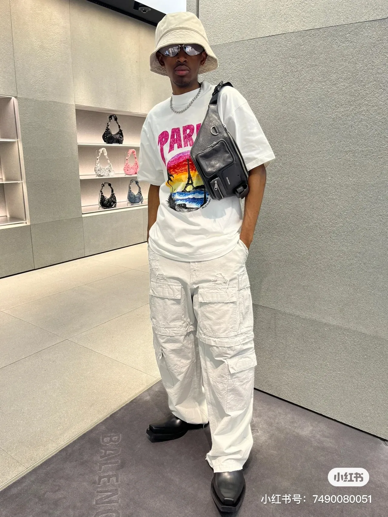 ♻️💯Upper body reference model picture❤️Top tested version 𝐁A𝐋EN𝐂IA𝐆A/Balenciaga Sunset Paris Eiffel Tower T-shirt Fabric: Double yarn 32 counts 240g - counter synchronization #The highest version on the market The original development of custom-woven fabrics is washed and treated. The texture is full of thickness and different from market products. Highly restored #Original mold opening Use imported elliptical machine printing Every print is neatly aligned and has no burrs Hand-printed front and rear platens. Precision mesh production screen. Imported environmentally friendly pulp squeegee. Letters are clearly restored. Letter spacing. The size is consistent with the original version. Highly restored 24ss. Best-selling model on the market. Same style for men and women. Size: xs s m l. Color: white black P: 290