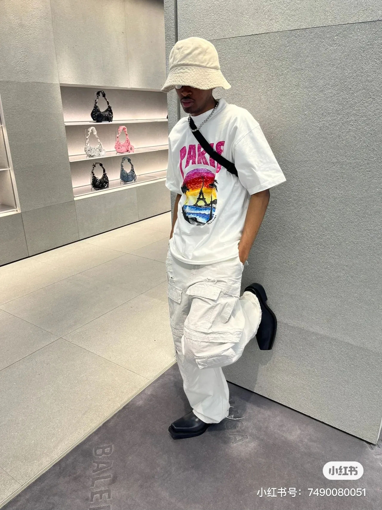 ♻️💯Upper body reference model picture❤️Top tested version 𝐁A𝐋EN𝐂IA𝐆A/Balenciaga Sunset Paris Eiffel Tower T-shirt Fabric: Double yarn 32 counts 240g - counter synchronization #The highest version on the market The original development of custom-woven fabrics is washed and treated. The texture is full of thickness and different from market products. Highly restored #Original mold opening Use imported elliptical machine printing Every print is neatly aligned and has no burrs Hand-printed front and rear platens. Precision mesh production screen. Imported environmentally friendly pulp squeegee. Letters are clearly restored. Letter spacing. The size is consistent with the original version. Highly restored 24ss. Best-selling model on the market. Same style for men and women. Size: xs s m l. Color: white black P: 290