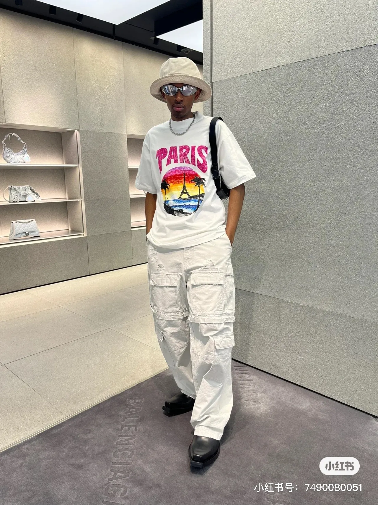 ♻️💯Upper body reference model picture❤️Top tested version 𝐁A𝐋EN𝐂IA𝐆A/Balenciaga Sunset Paris Eiffel Tower T-shirt Fabric: Double yarn 32 counts 240g - counter synchronization #The highest version on the market The original development of custom-woven fabrics is washed and treated. The texture is full of thickness and different from market products. Highly restored #Original mold opening Use imported elliptical machine printing Every print is neatly aligned and has no burrs Hand-printed front and rear platens. Precision mesh production screen. Imported environmentally friendly pulp squeegee. Letters are clearly restored. Letter spacing. The size is consistent with the original version. Highly restored 24ss. Best-selling model on the market. Same style for men and women. Size: xs s m l. Color: white black P: 290