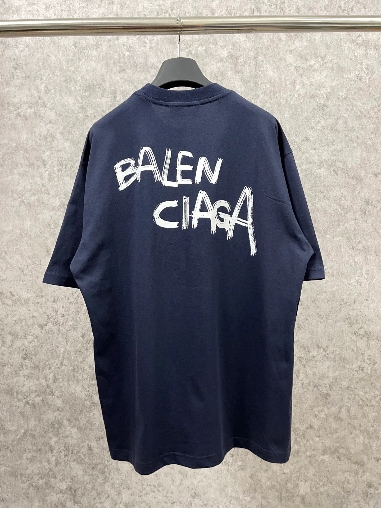 🅿️170 real photos [Top version. Official website quality] BALENCI*GA/Paris #front and back initialed letter graffiti short-sleeved T-shirt #brick cabinet synchronization.                       The fabric is made of Paris ZP custom-woven and dyed cotton double yarn, with a weight of 260 grams. The cloth surface is clean. The cloth pattern is clear, soft and comfortable. It has good color fastness and is not easy to change color. The printing has a hand-painted effect. Imported rubber paddles. Restored brick cabinets. The version adopts OS loose shoulder design. Same style for men and women. Code: BL223083 Color: Royal blue. White Size: XS to L