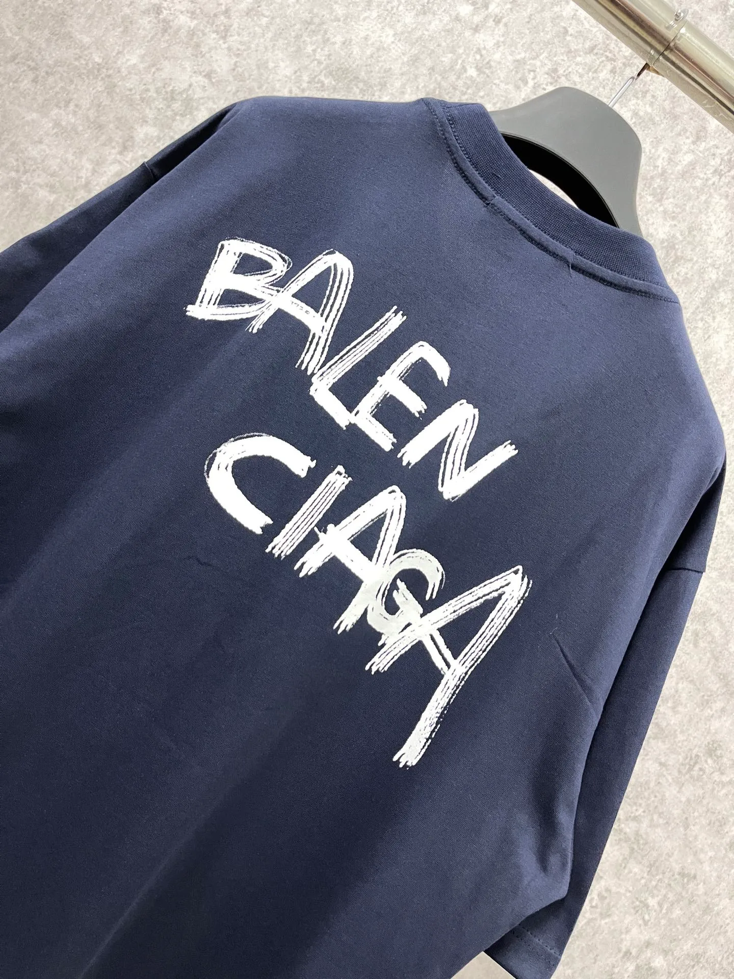 🅿️170 real photos [Top version. Official website quality] BALENCI*GA/Paris #front and back initialed letter graffiti short-sleeved T-shirt #brick cabinet synchronization.                       The fabric is made of Paris ZP custom-woven and dyed cotton double yarn, with a weight of 260 grams. The cloth surface is clean. The cloth pattern is clear, soft and comfortable. It has good color fastness and is not easy to change color. The printing has a hand-painted effect. Imported rubber paddles. Restored brick cabinets. The version adopts OS loose shoulder design. Same style for men and women. Code: BL223083 Color: Royal blue. White Size: XS to L
