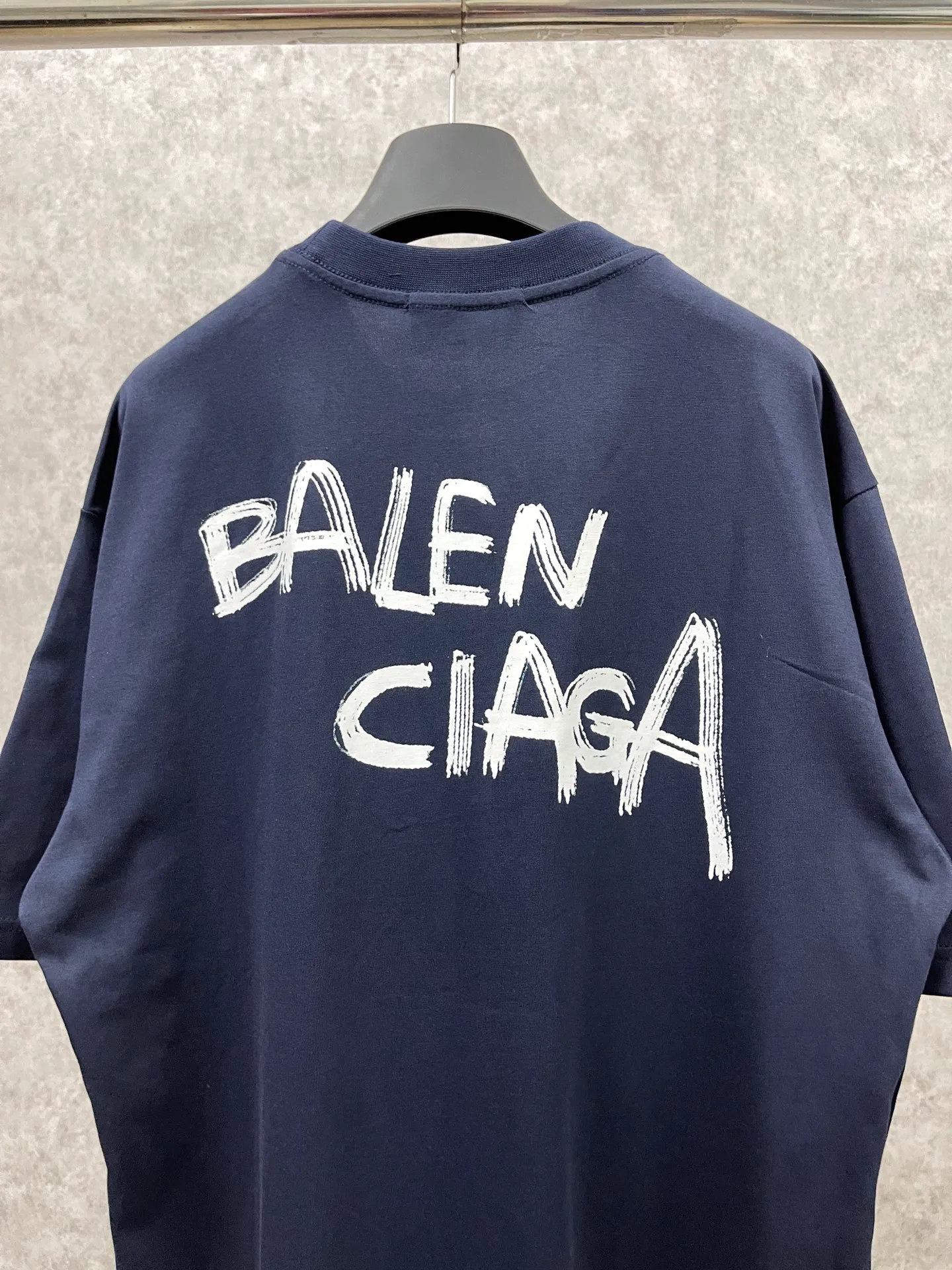 🅿️170 real photos [Top version. Official website quality] BALENCI*GA/Paris #front and back initialed letter graffiti short-sleeved T-shirt #brick cabinet synchronization.                       The fabric is made of Paris ZP custom-woven and dyed cotton double yarn, with a weight of 260 grams. The cloth surface is clean. The cloth pattern is clear, soft and comfortable. It has good color fastness and is not easy to change color. The printing has a hand-painted effect. Imported rubber paddles. Restored brick cabinets. The version adopts OS loose shoulder design. Same style for men and women. Code: BL223083 Color: Royal blue. White Size: XS to L