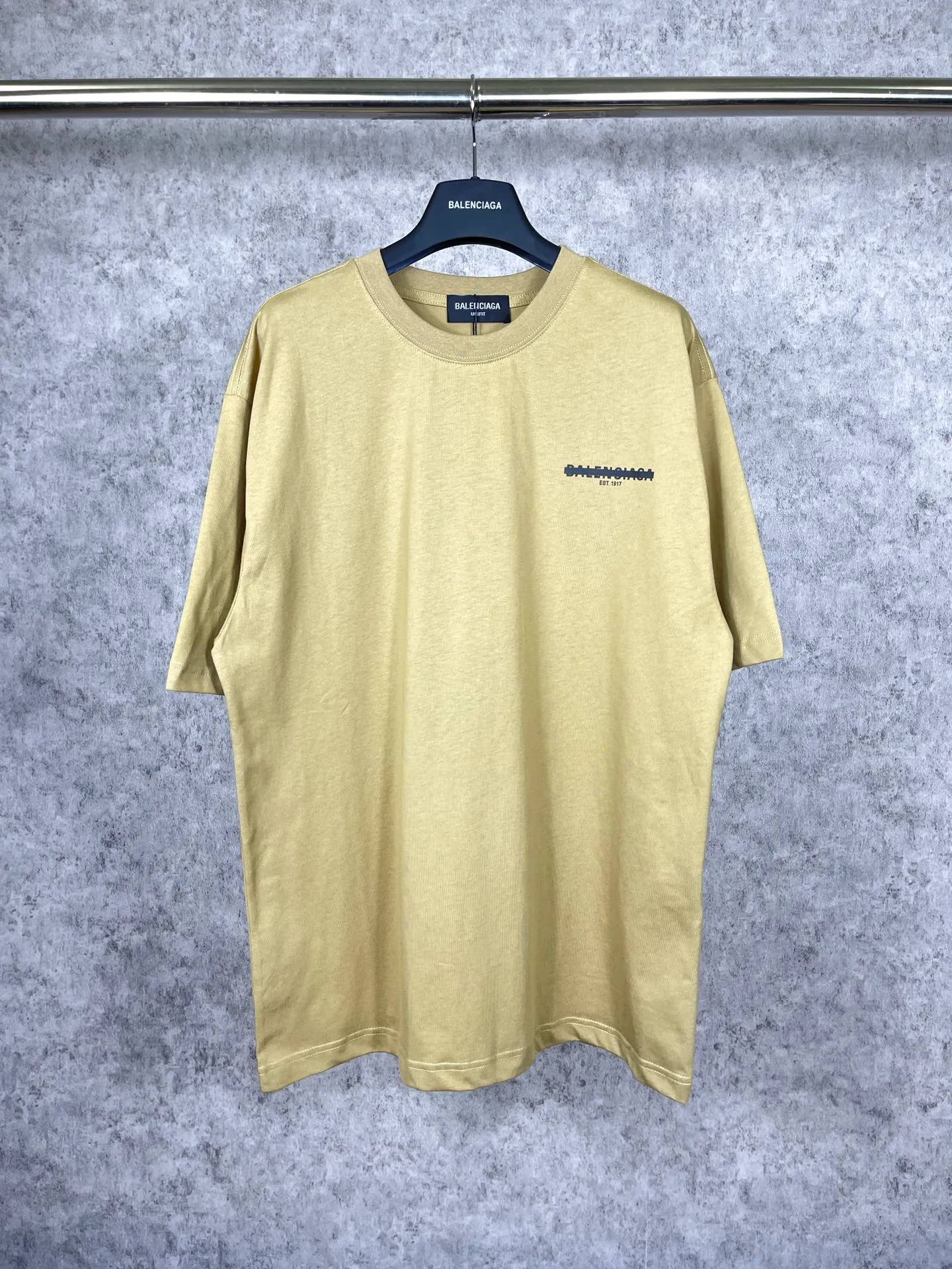 🅿️166 Real photos [Top version. Official website quality] BALENCI*GA/Paris. Seal letter LOGO printed short-sleeved T-shirt. Brick cabinet synchronization. The fabric is made of Paris ZP custom-woven and dyed cotton double yarn compact cotton. The weight is 260 grams, the cloth surface is clean. The cloth pattern is clear, soft and comfortable. The threads are dyed with no color difference. The classic pattern is printed with environmentally friendly imported materials and precision printing screens, with clear letters and three-dimensional effect. Different market currency, welcome to compare, the version adopts OS loose shoulder version. Same style for men and women Coding: BL223032 Color: black, white, floral gray, khaki, blue Size: XS to L